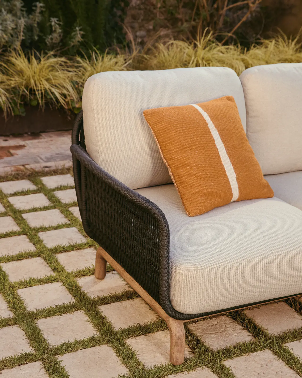 2-Sitzer-Sofa Alipa aus massivem Akazienholz und dunkelgrauem Seil, 165 cm - Image 3
