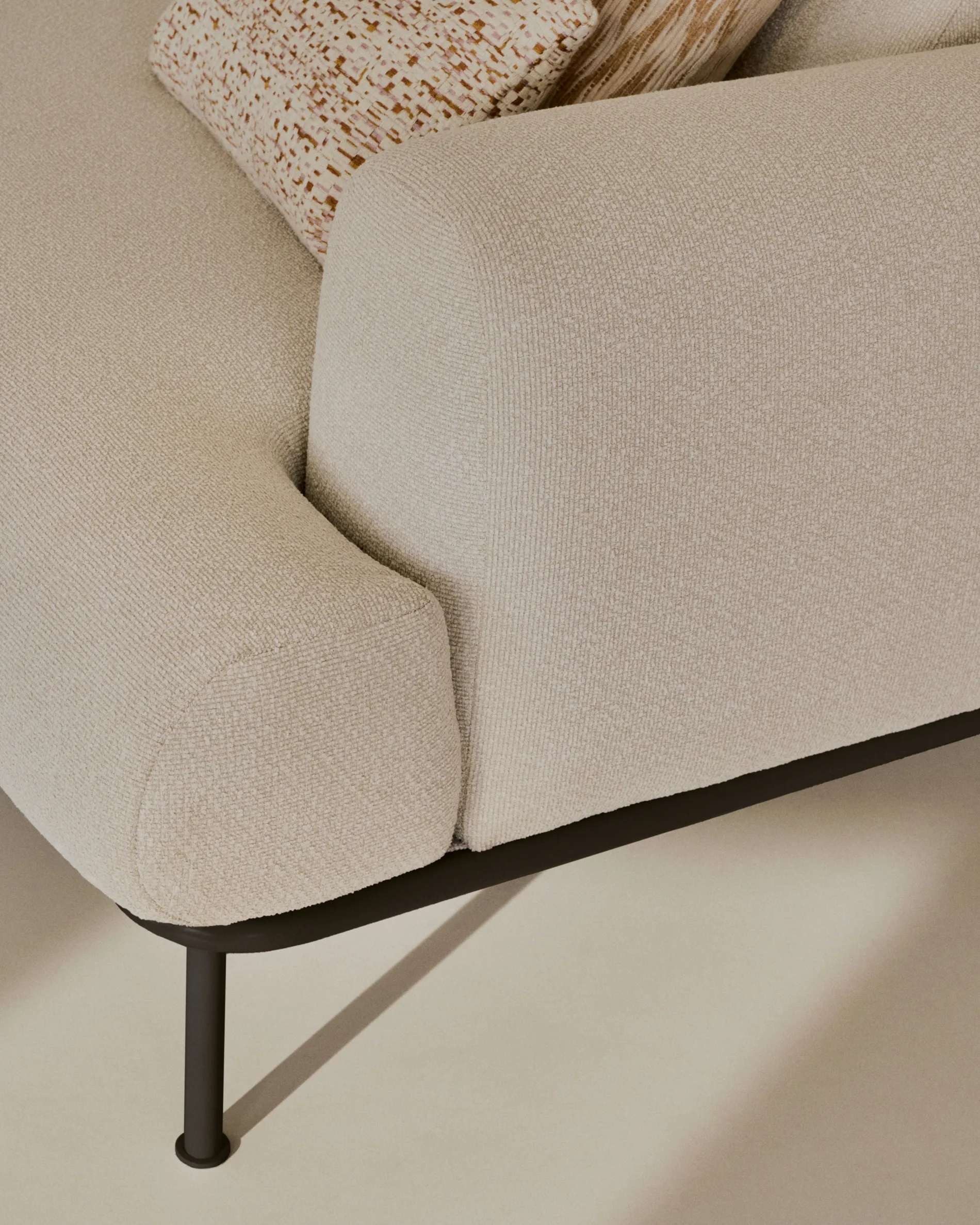 2-Sitzer-Sofa Aurum aus ecrufarbener Chenille mit verstellbarem Kopfteil und mattgrauer Metallbasis 210 cm FSC Mix Credit - Image 3