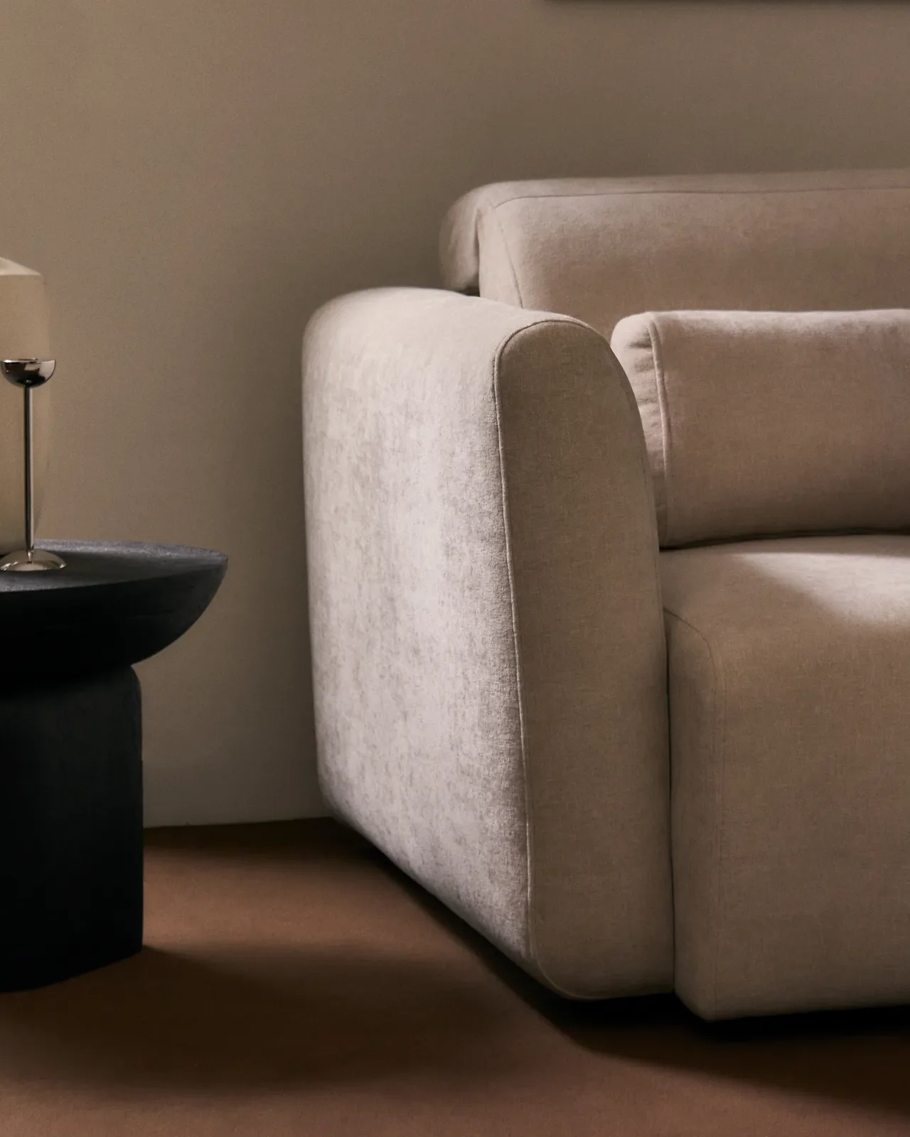 2-Sitzer-Sofa Lares mit elektrisch ausfahrbaren Sitzen und verstellbarer Kopfstütze in beiger Chenille, 150 cm - Image 4