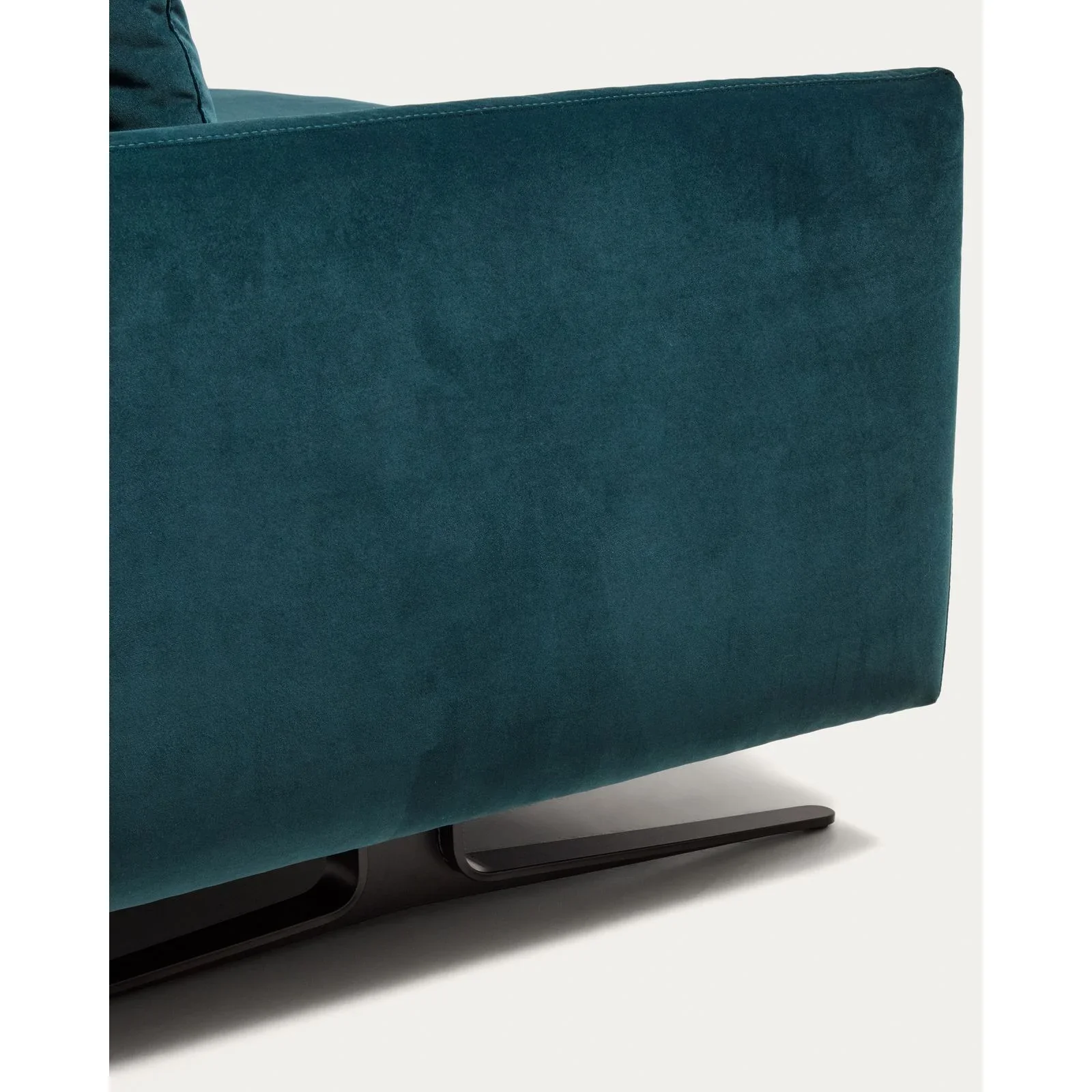 2-Sitzer-Sofa Veliro, schwer entflammbar, mit Samt und Stahlbeinen mit schwarzem Finish, 210 cm, FSC Mix Credit - Image 10