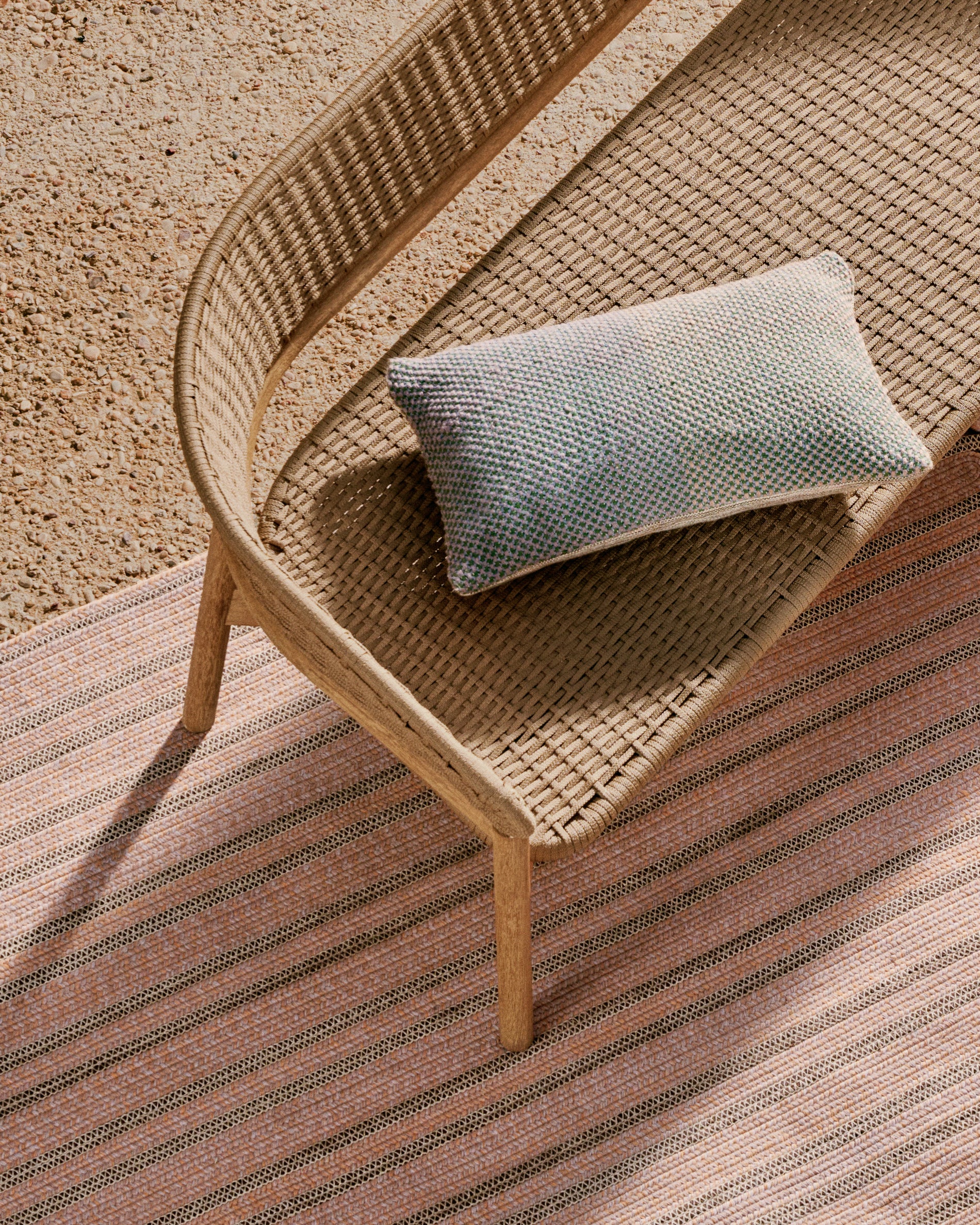 3-Sitzer-Sofa Arinella aus massivem Akazienholz mit Finish in natürlichem Farbton und beigem Seil FSC 100% 167 cm - Image 3