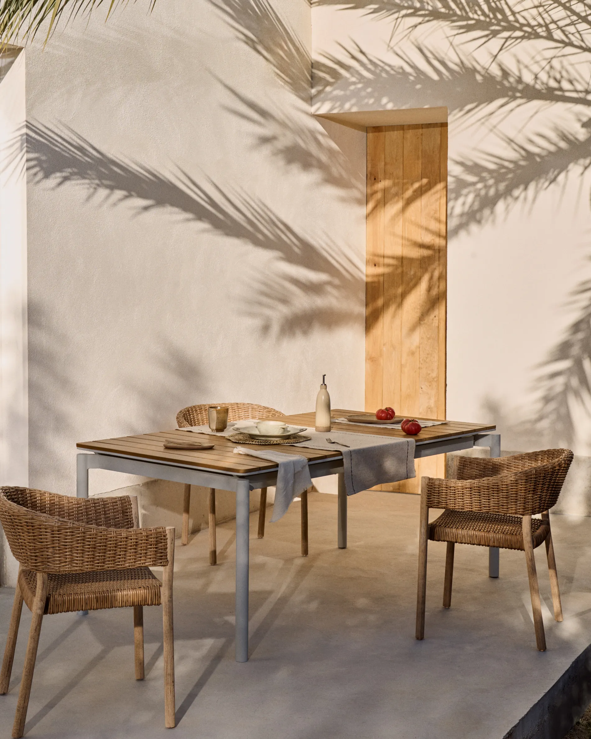 Ausziehbarer Outdoor-Tisch Canyelles aus Polyholz und Aluminium, hellgrau 180 (240) x 100 cm - Image 2