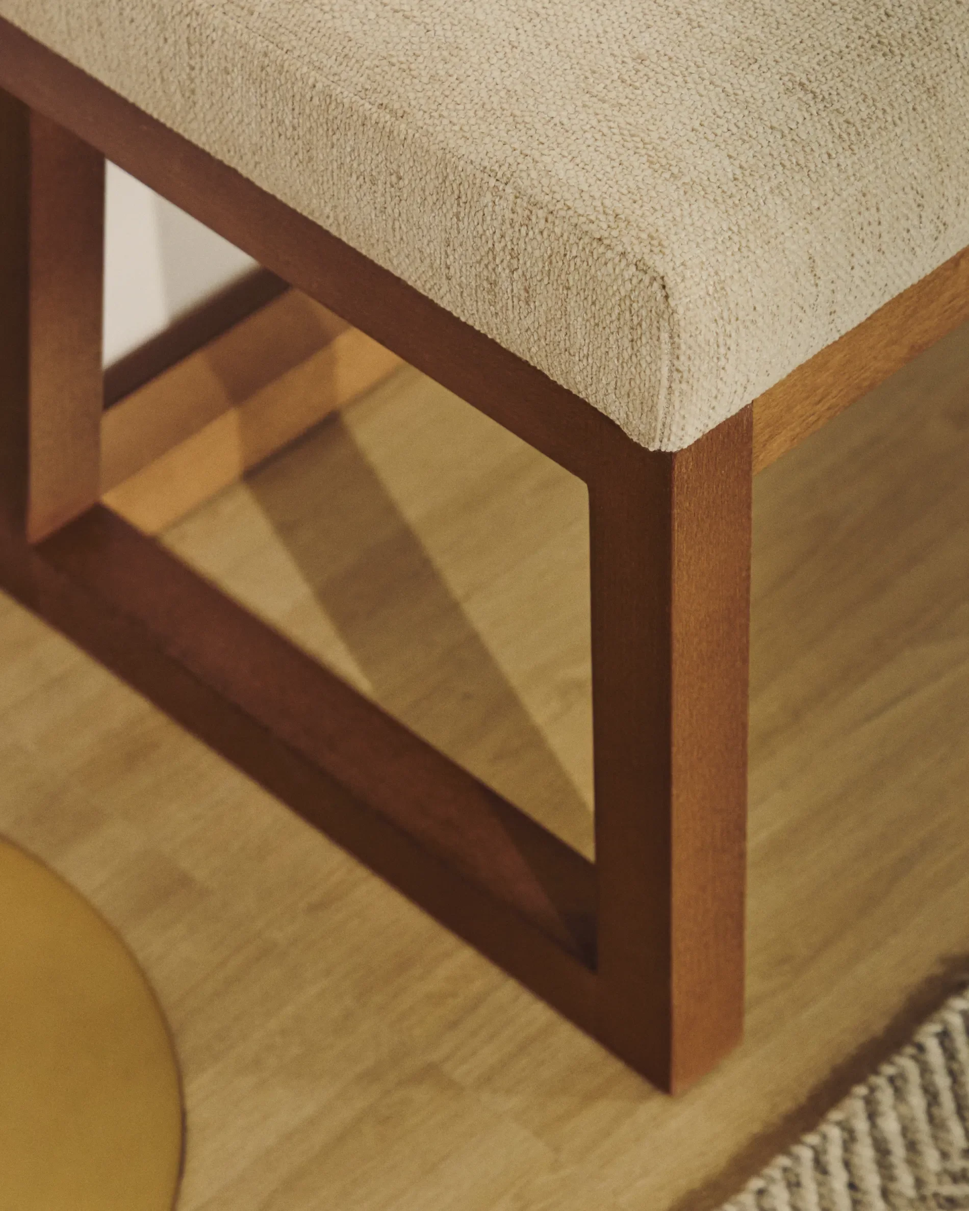 Bank Loya aus beiger Chenille und Buchenholz mit Nussbaum-Finish 128 cm - Image 3