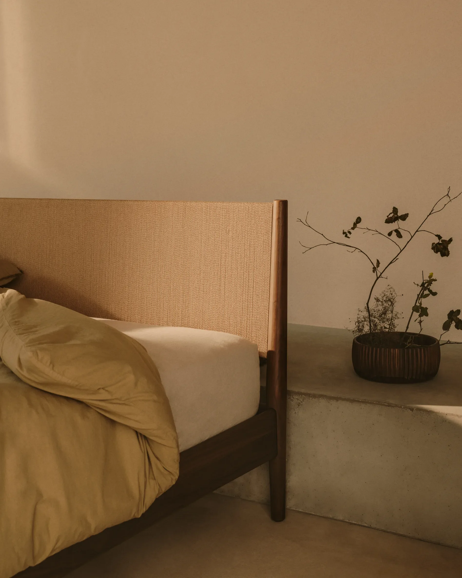 Bett Elan aus Furnier und massivem Walnussholz mit Seil Matratze 180 x 200 cm FSC Mix Credit - Image 3