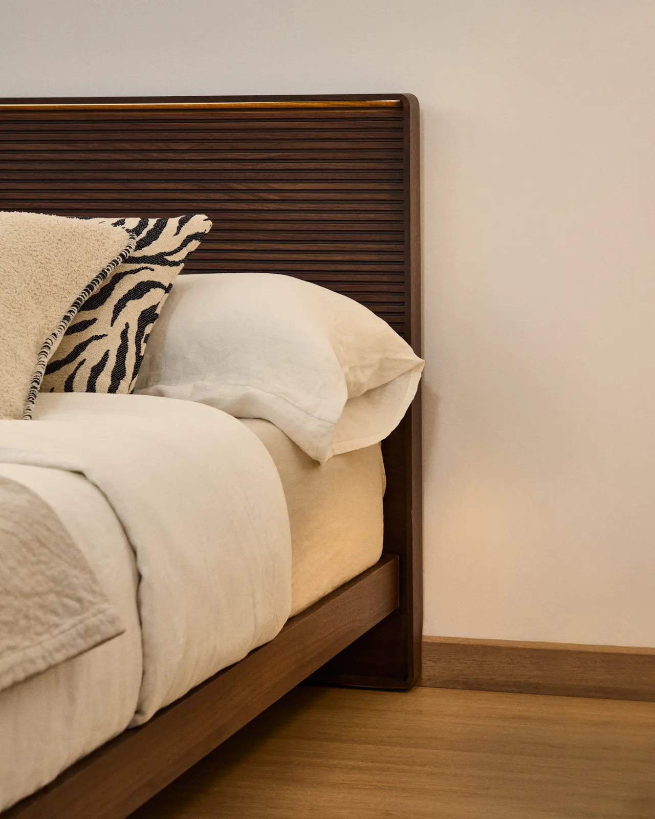Bett Norlen aus Nussbaumfurnier mit dunklem Finish und LED-Licht für Matratzen 160 x 200 cm FSC Mix Credit - Image 3