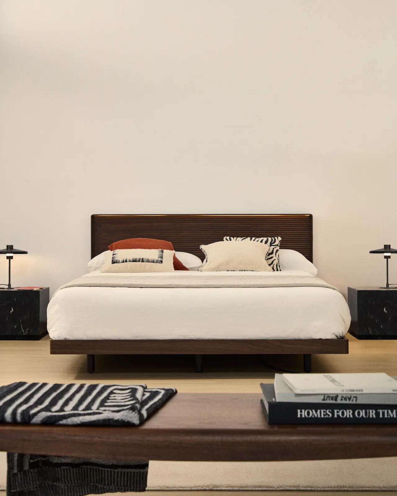Bett Norlen aus Nussbaumfurnier mit dunklem Finish und LED-Licht für Matratzen 180 x 200 cm FSC Mix Credit - Image 2