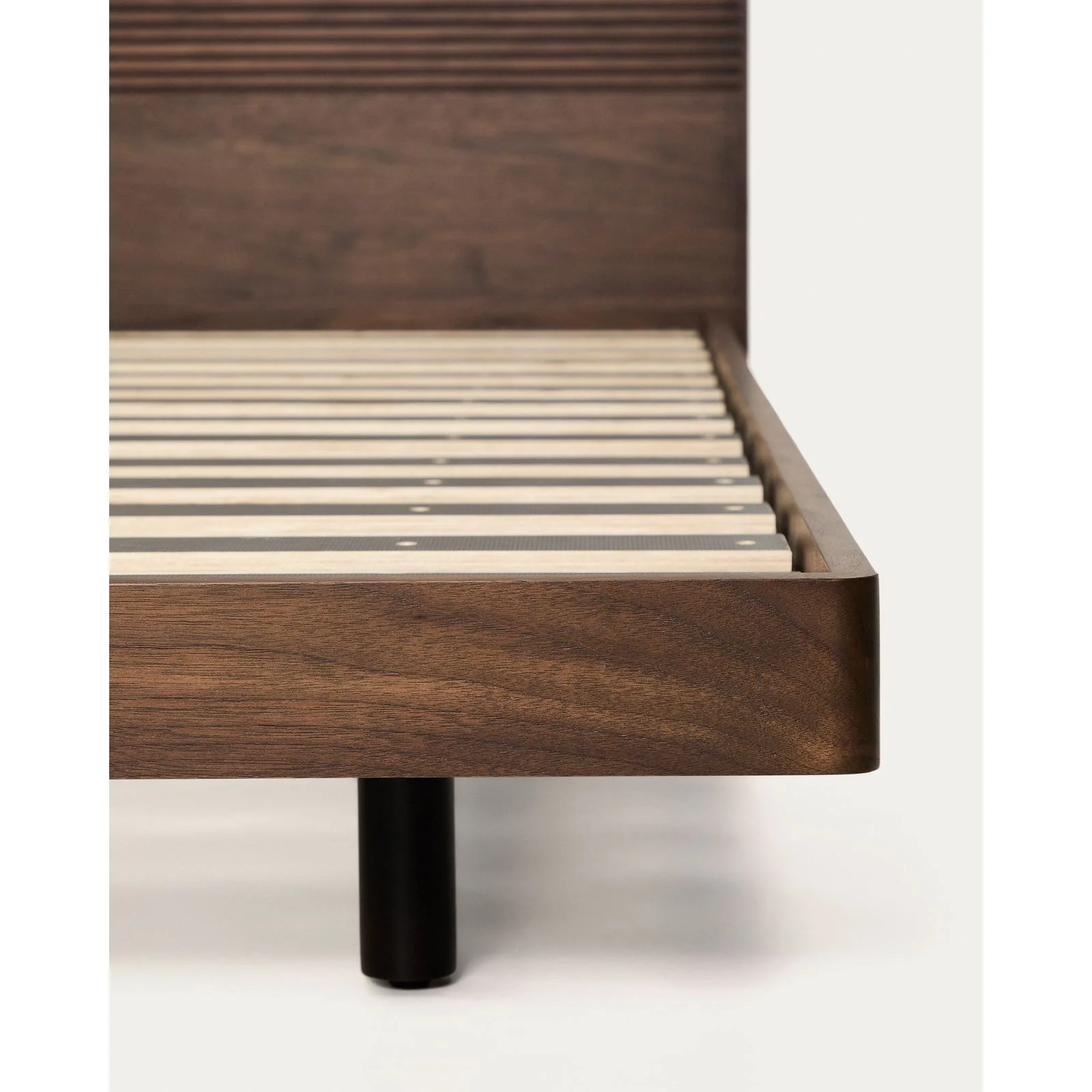 Bett Norlen aus Nussbaumfurnier mit dunklem Finish und LED-Licht für Matratzen 180 x 200 cm FSC Mix Credit - Image 9