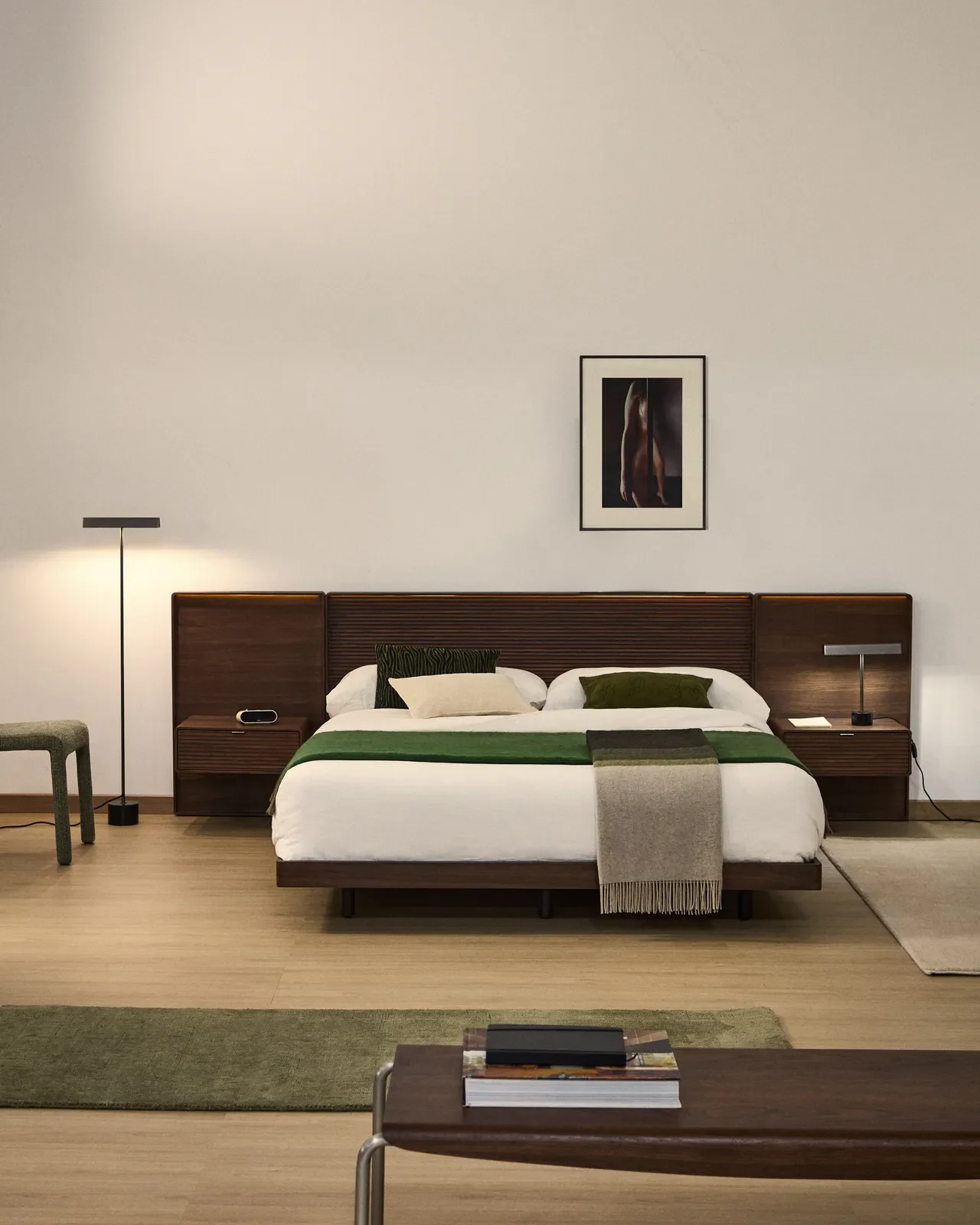 Bett Norlen mit zwei Nachttischen aus Nussbaumfurnier mit dunklem Finish und LED-Licht für Matratzen 160 x 200 cm FSC Mix Credit - Image 2