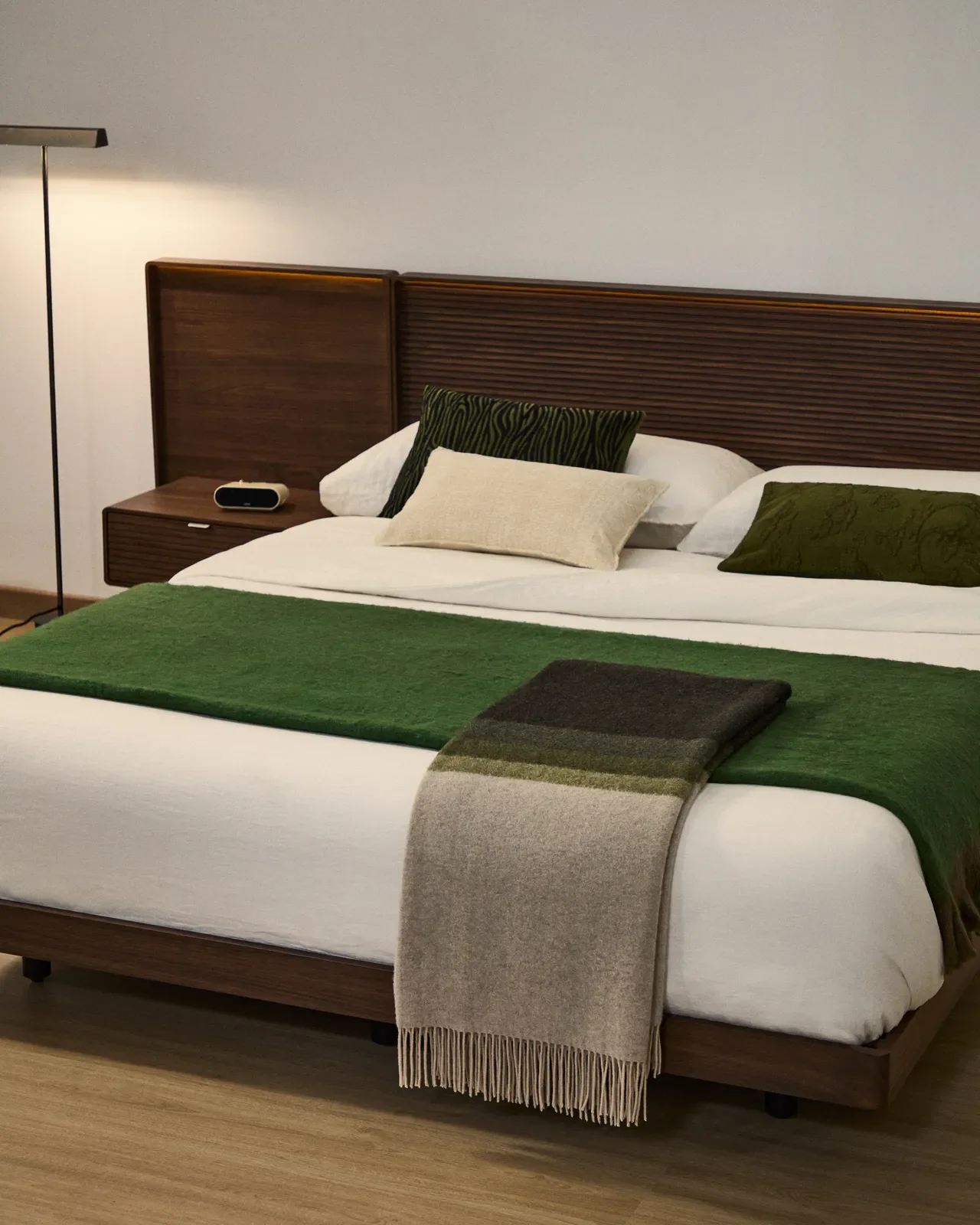 Bett Norlen mit zwei Nachttischen aus Nussbaumfurnier mit dunklem Finish und LED-Licht für Matratzen 160 x 200 cm FSC Mix Credit - Image 3