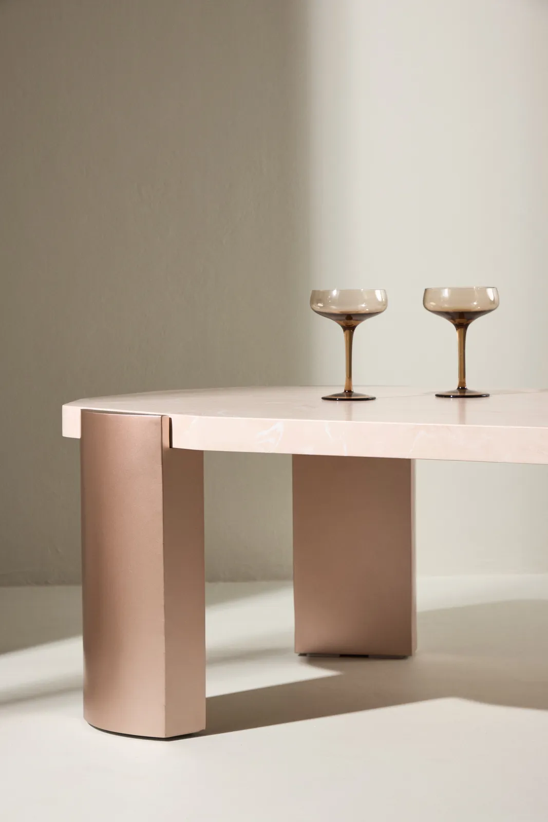 Couchtisch Kres mit rosafarbenen Marmorlook, 71x125x40 cm - Image 4