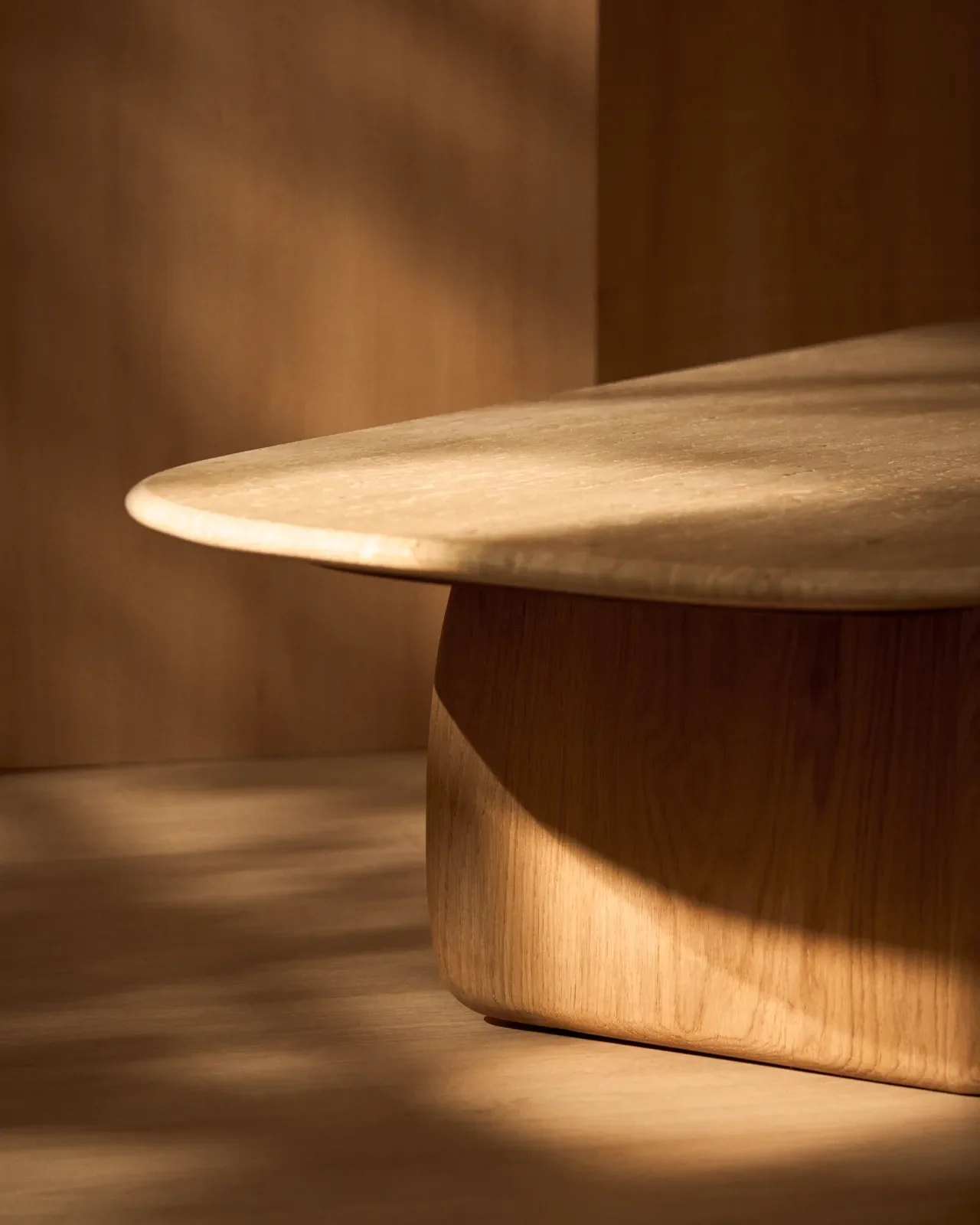 Couchtisch Pirita aus beigem Travertin mit Beinen aus massivem Eichenholz, 147 x 65 cm, FSC 100 % - Image 10