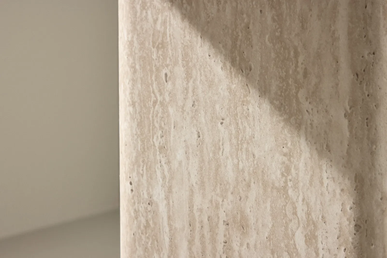 Couchtisch Qvart mit beigem Travertinlook, 50x50x56 cm - Image 5