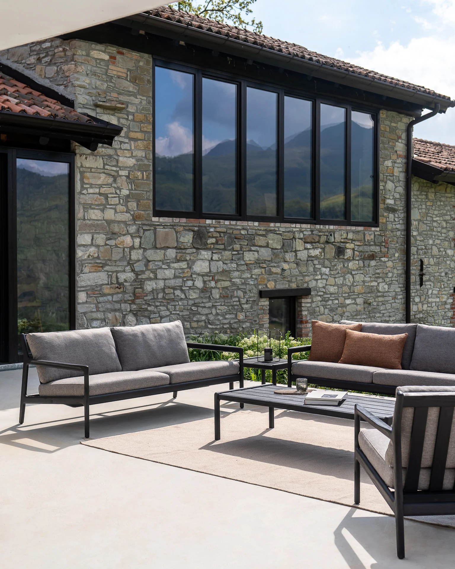 Jack Gartensofa - lackiertes Teak - schwarz - Mocha Stoff - 3+ Sitzer - 265 x 90 x 74 cm - Image 2