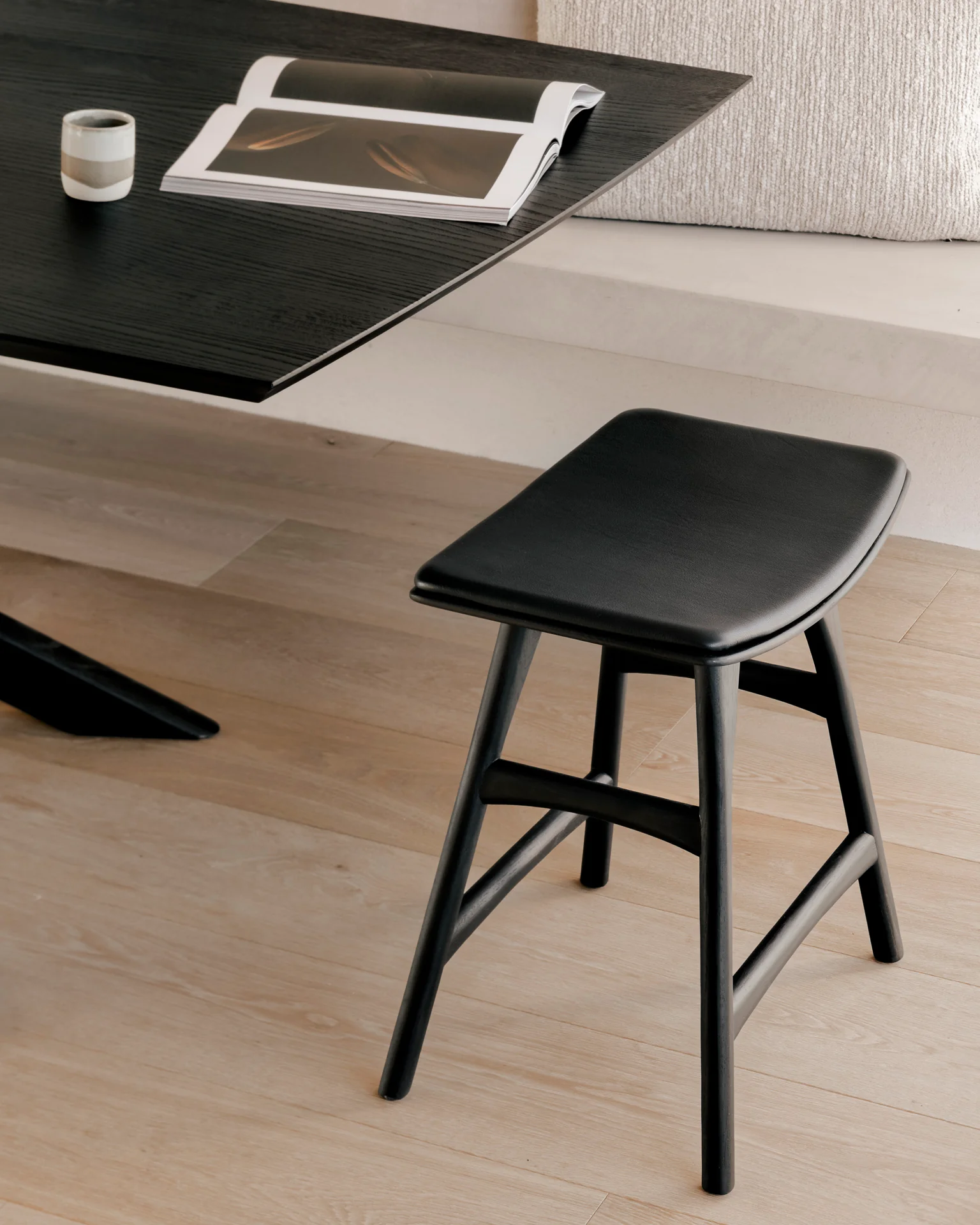 Osso Hocker - lackierte Eiche - schwarz - schwarzes Leder - 50 x 33 x 51 cm - Image 2