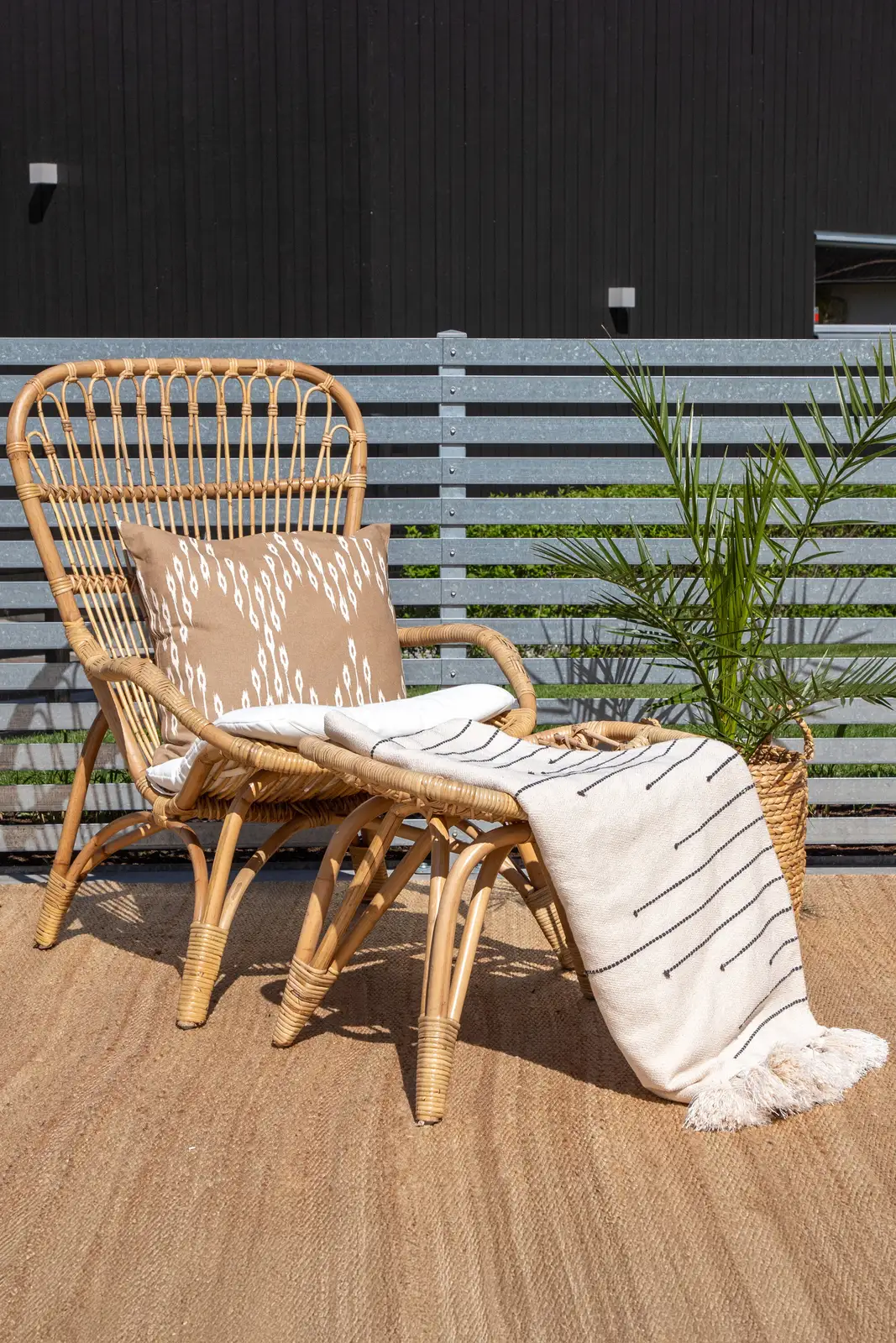 Garten Sessel Ella aus Rattan mit Offwhite Kissen und Fusshocker - Image 2