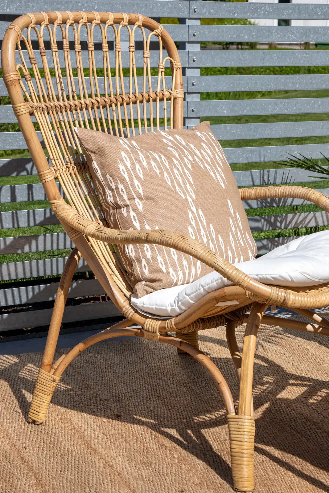 Garten Sessel Ella aus Rattan mit Offwhite Kissen und Fusshocker - Image 3