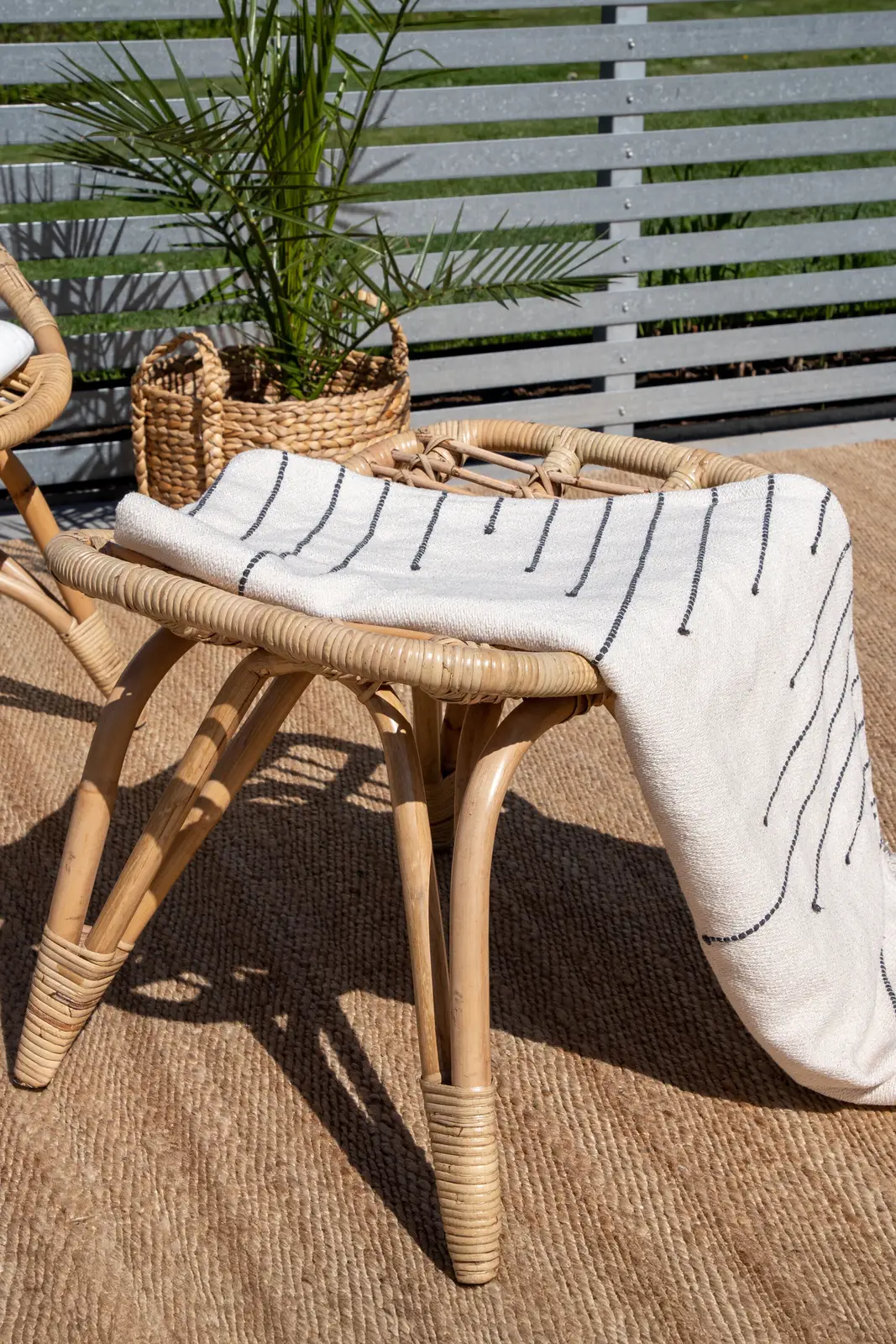 Garten Sessel Ella aus Rattan mit Offwhite Kissen und Fusshocker - Image 4