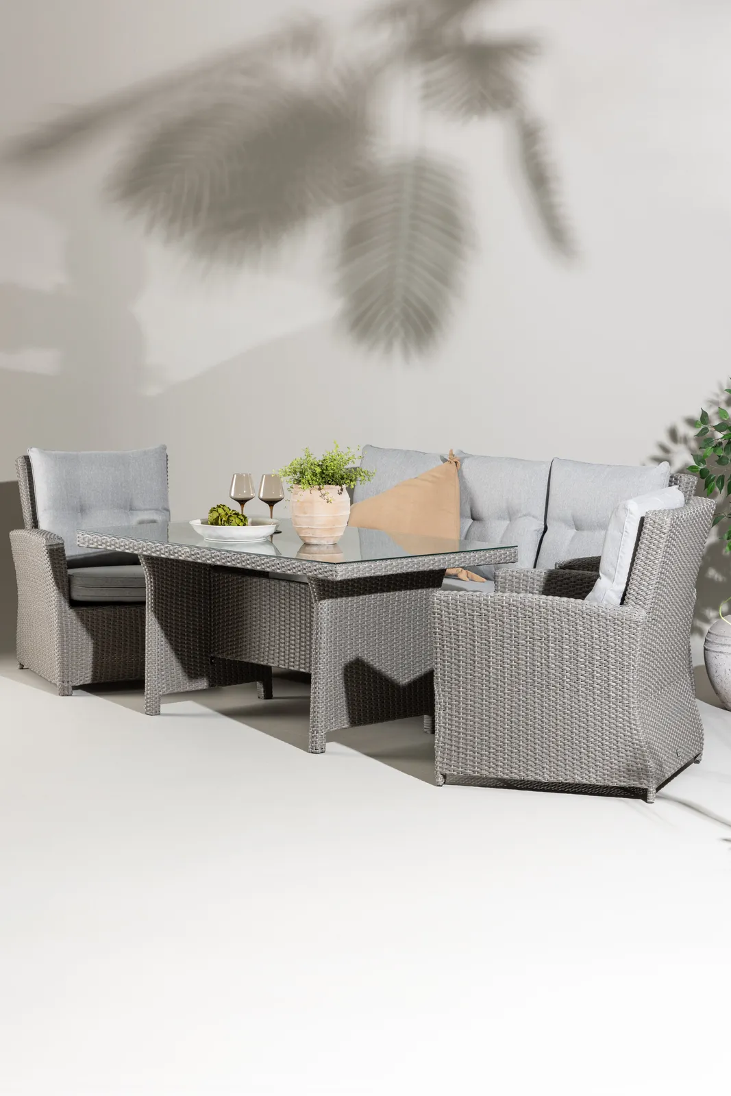 Garten Set Brentwood aus grauem Geflecht mit Glas Tischplatte in Grau - Image 2