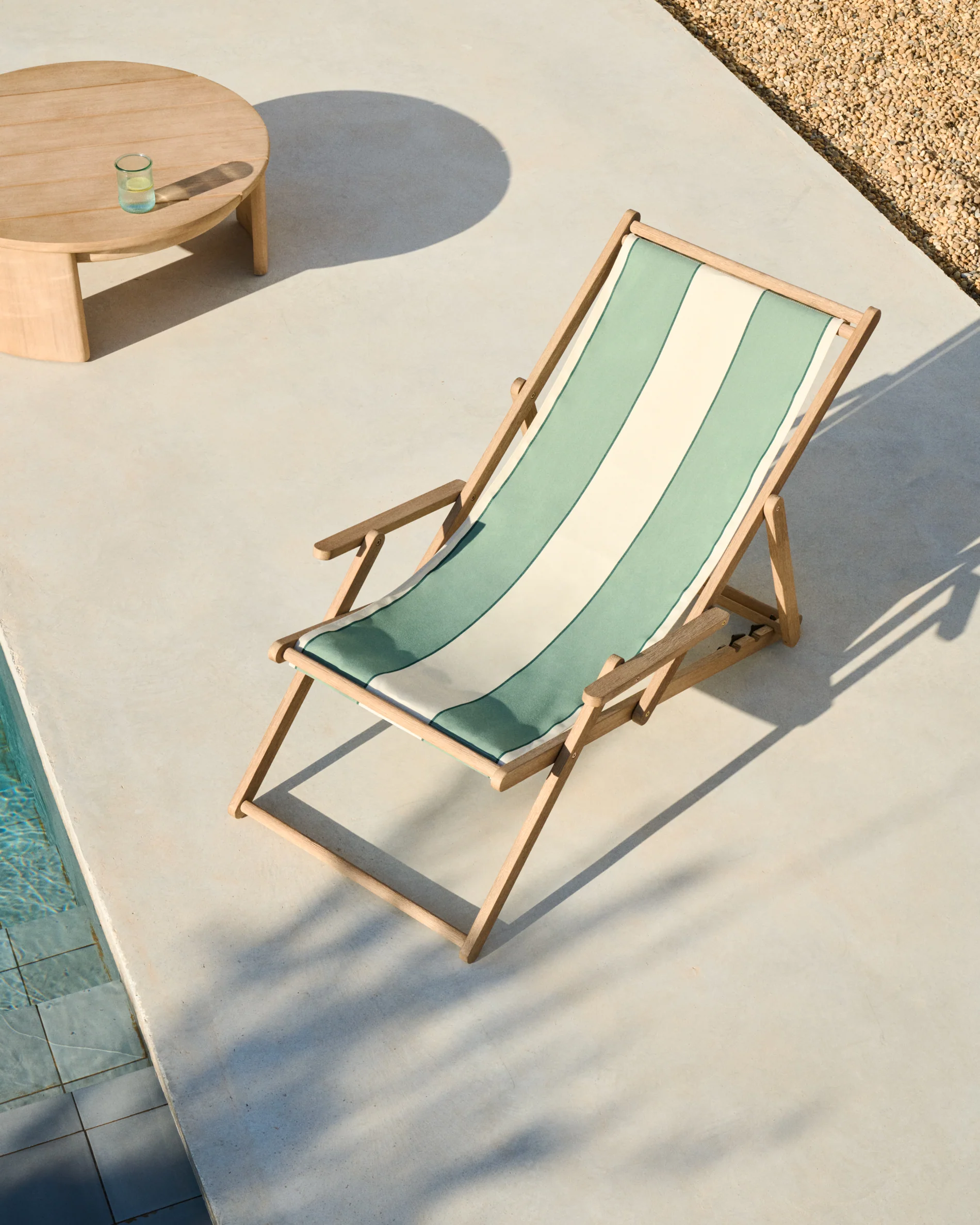 Grün-beige gestreifter klappbarer Outdoor-Liegestuhl Vilara aus massivem Akazienholz, FSC 100% - Image 8