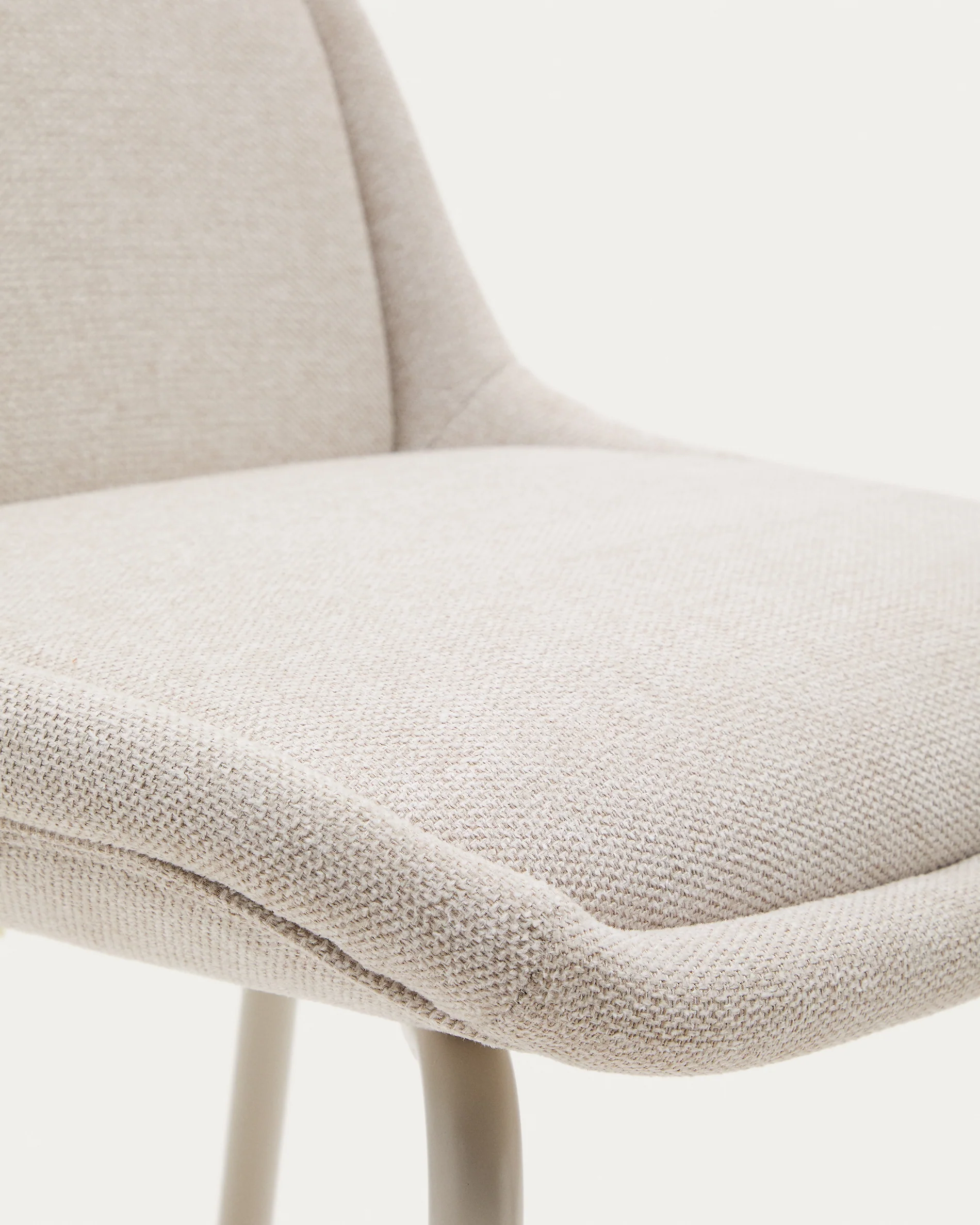 Aimin Hocker aus Chenille beige und Stahlbeine mit Lackfinish beige 65 cm FSC Mix Credit - Image 6