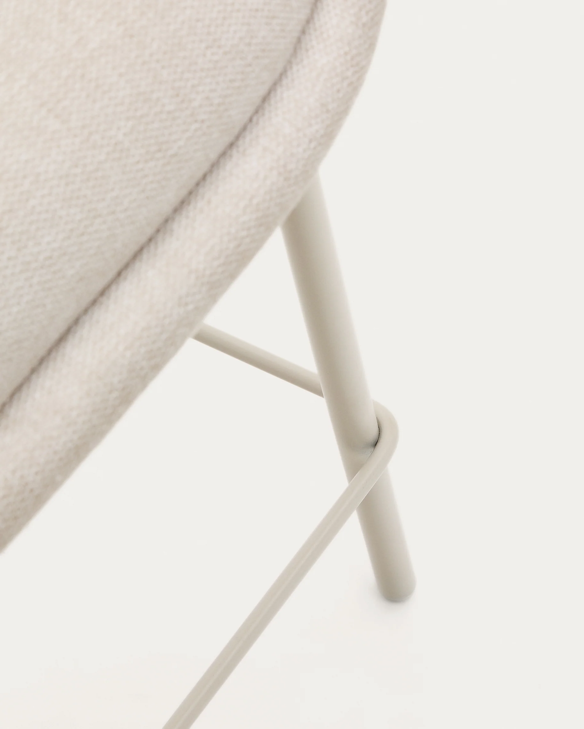 Aimin Hocker aus Chenille beige und Stahlbeine mit Lackfinish beige 65 cm FSC Mix Credit - Image 7