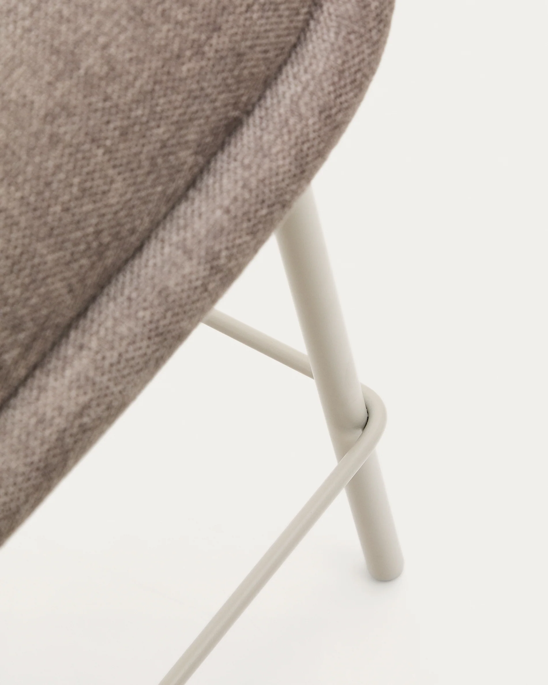 Aimin Hocker aus Chenille hellbraun und Stahlbeine mit Lackfinish beige 65 cm FSC Mix Credit - Image 9