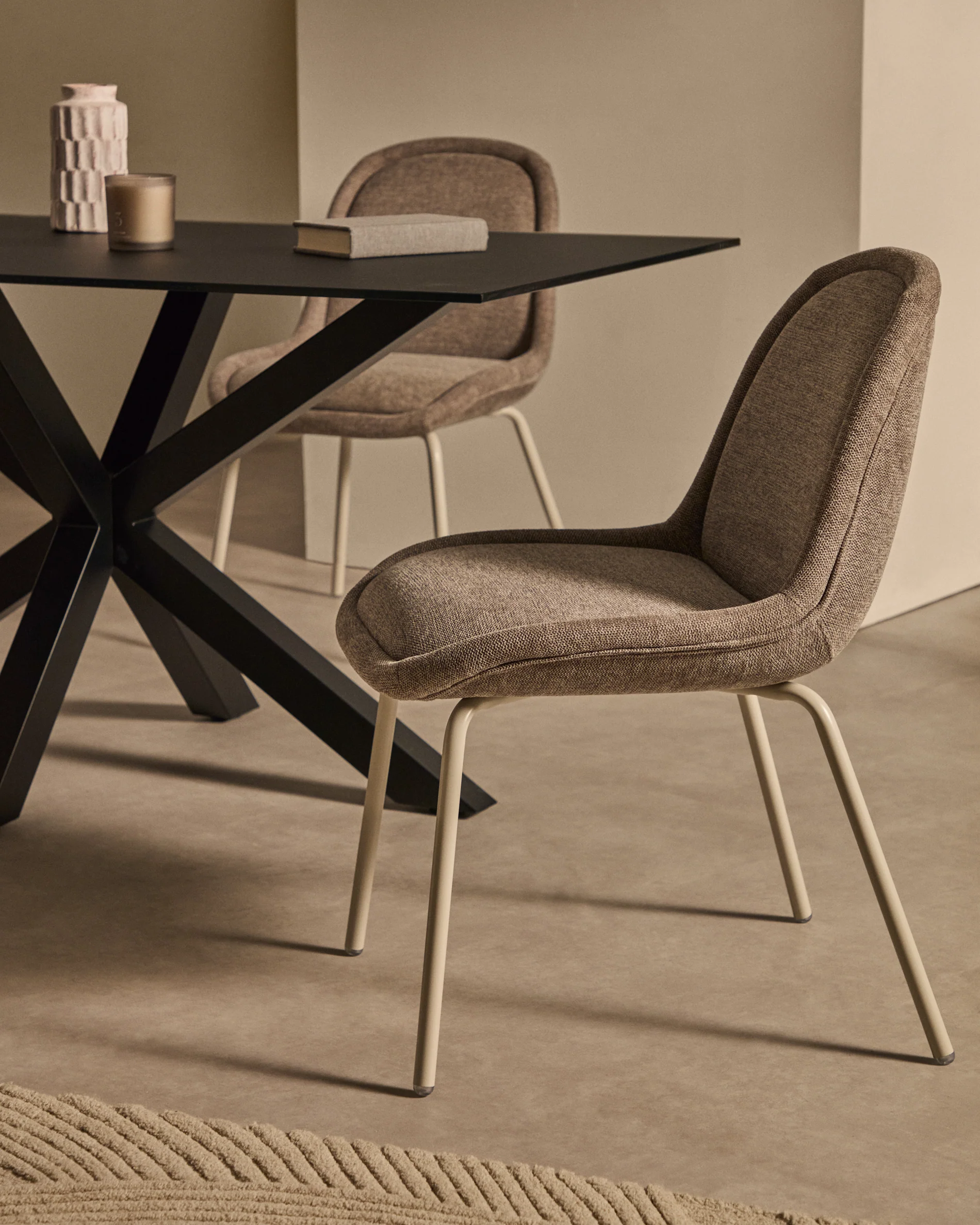 Aimin Stuhl aus hellbrauner Chenille und Stahlbeinen mit mattbeigem Finish FSC Mix Credit - Image 7