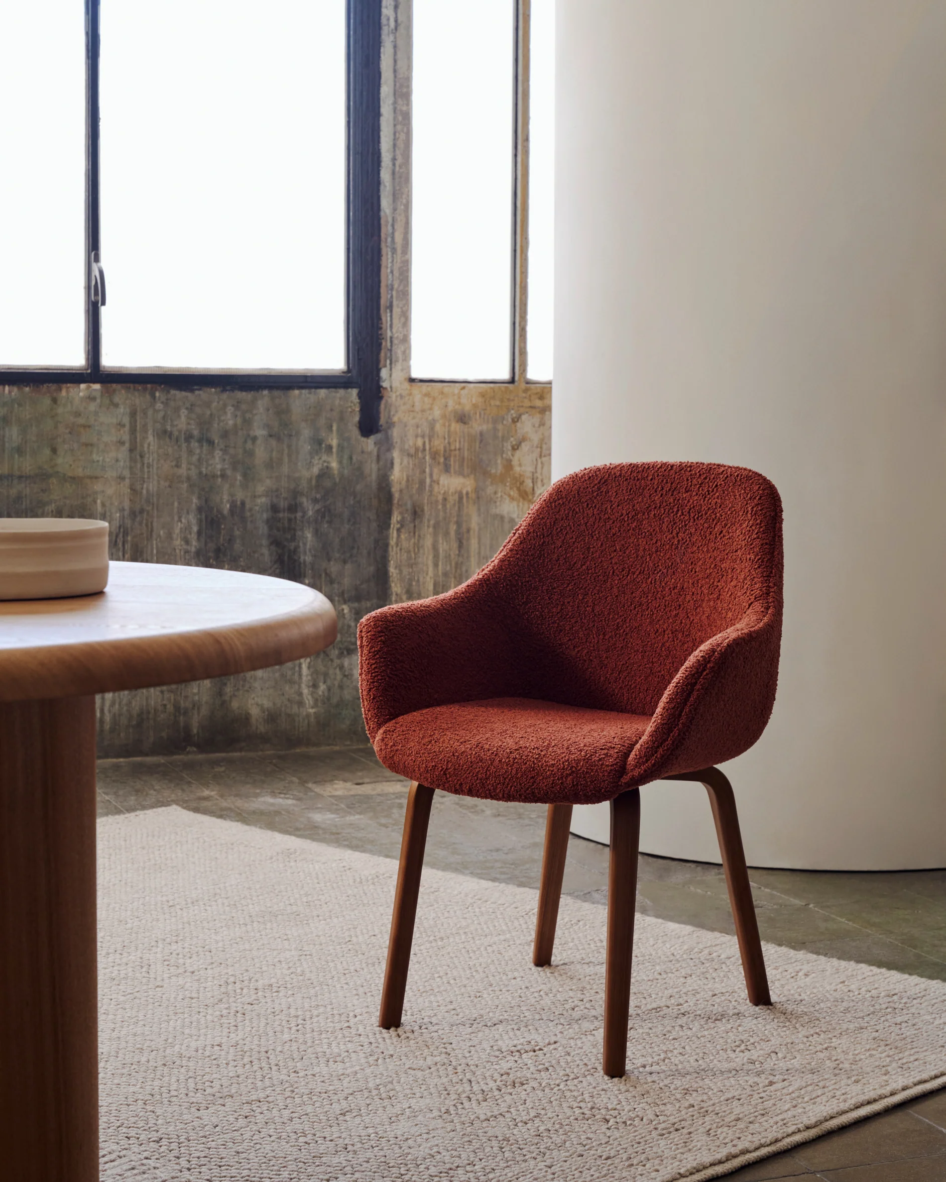 Aleli Stuhl mit Bouclé in Terrakotta Beine aus massivem Eschenholz mit natürlichem Finish - Image 6