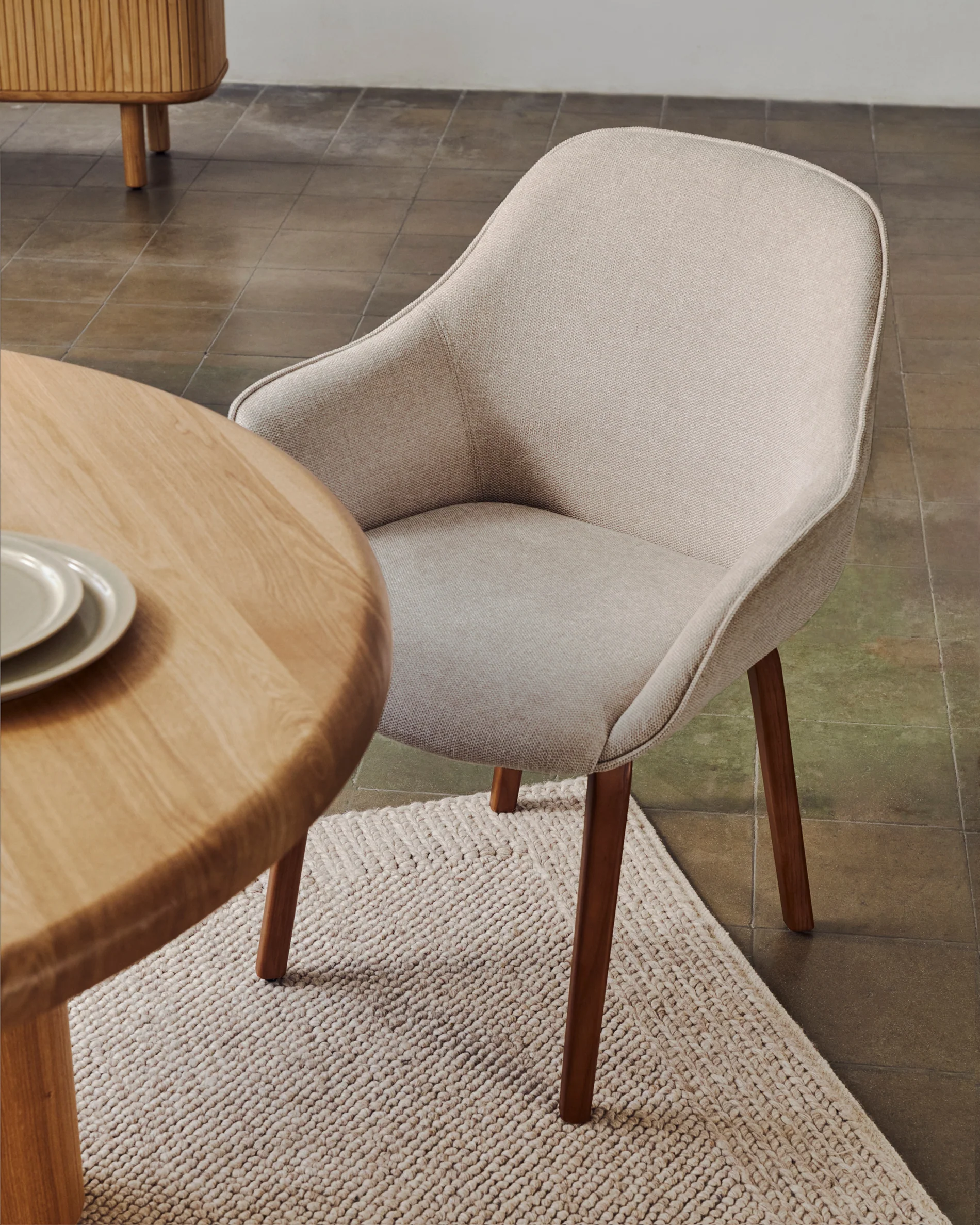 Aleli Stuhl mit Chenille in Beige Beine aus massivem Eschenholz mit natürlichem Finish - Image 9
