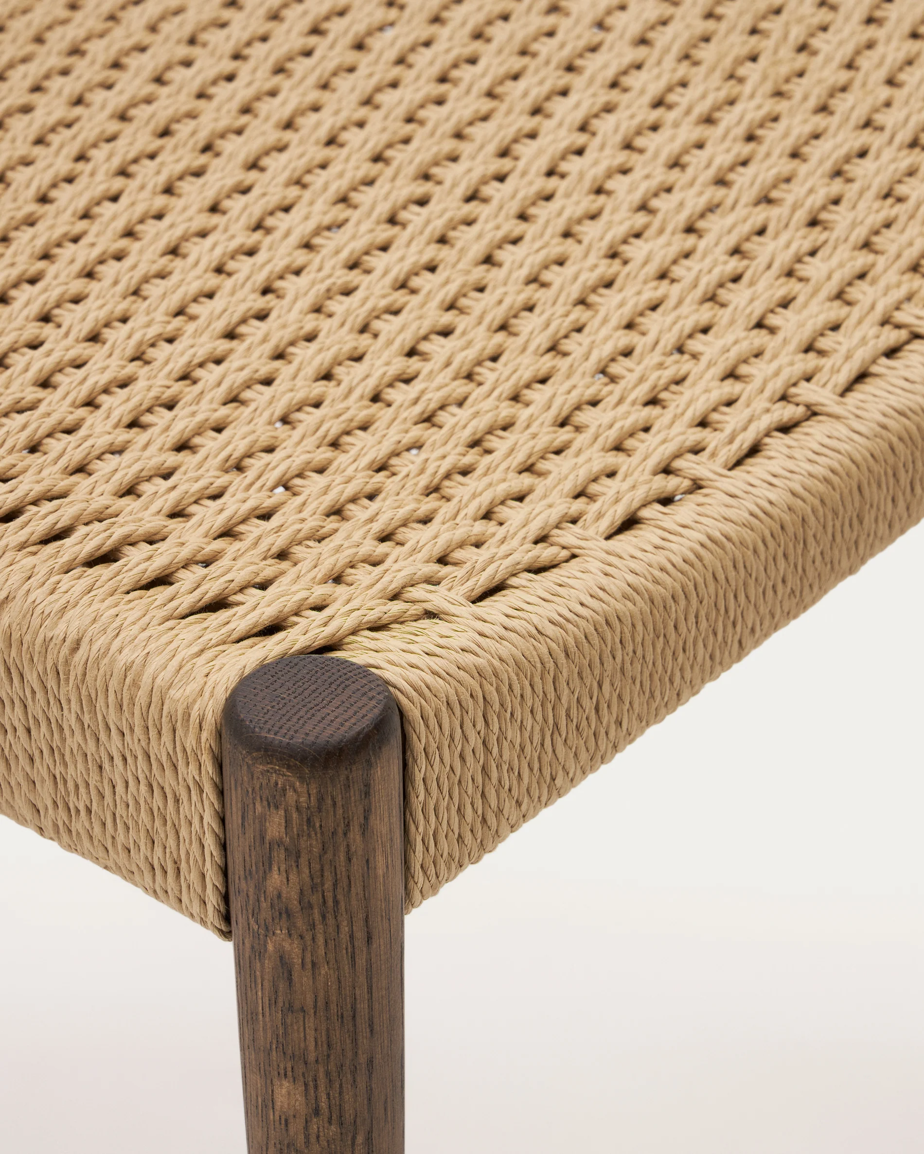 Analy Stuhl aus massiver Eiche mit Nussholz-Finish und Sitz aus Seil FSC 100% - Image 9