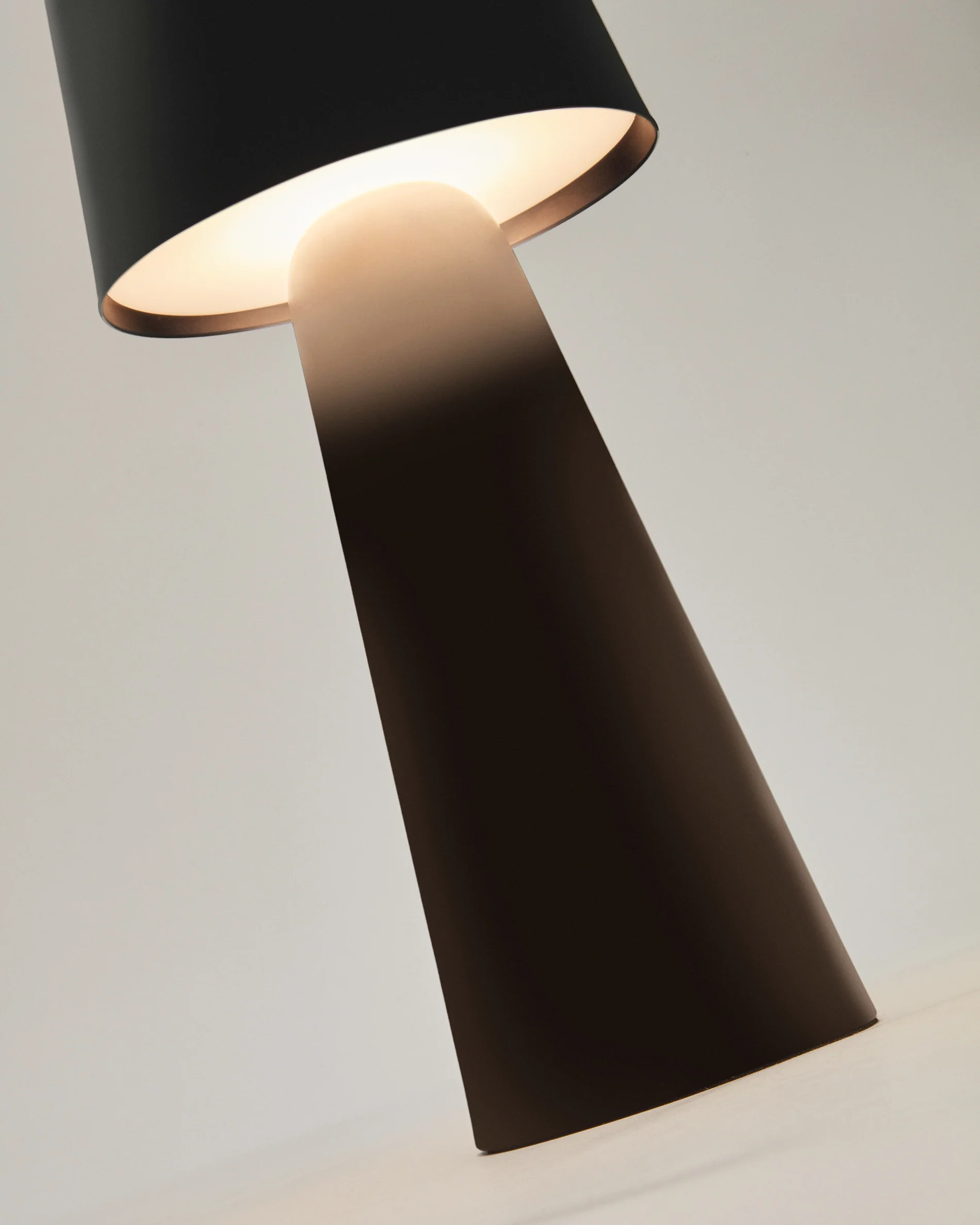 Arenys Outdoor Tischlampe groß aus Metall mit schwarzem Lackfinish - Image 4