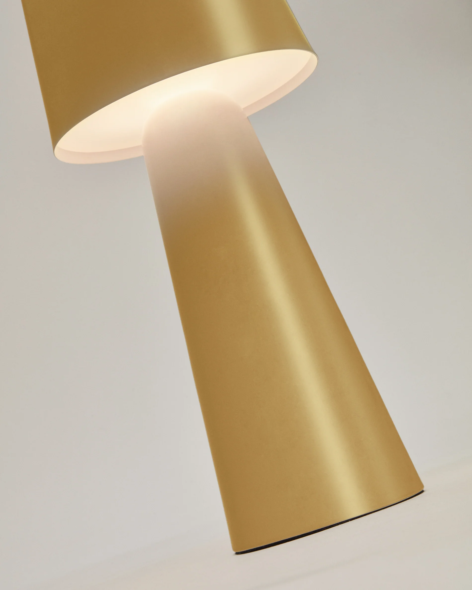 Arenys Tischlampe groß aus Metall mit goldener Lackierung - Image 3