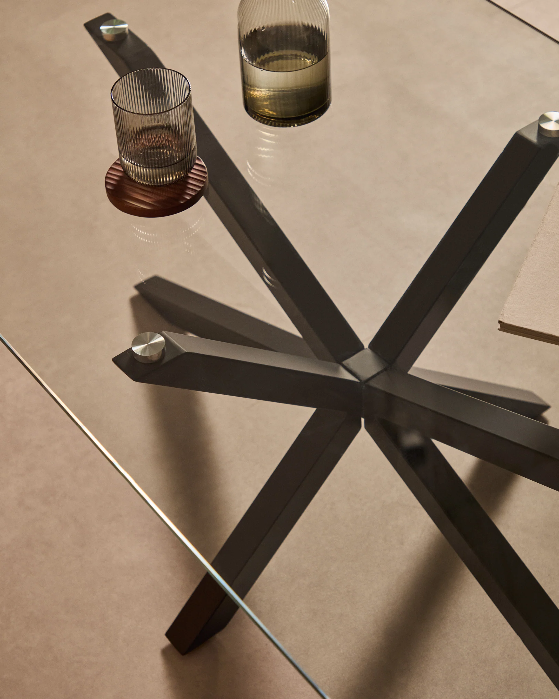 Argo Couchtisch 130 x 70 cm aus Glas und Stahlbeine mit schwarzem Finish - Image 4