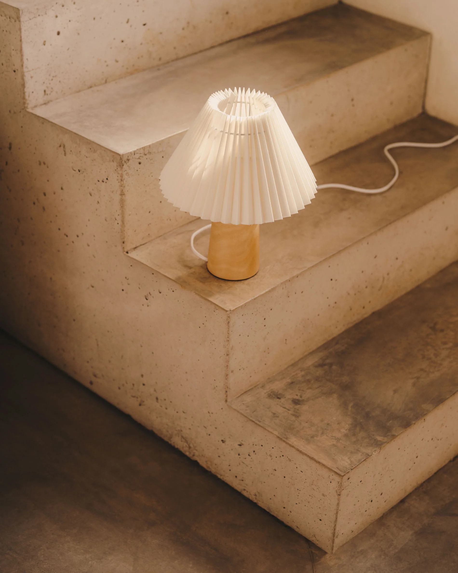 Benicarlo Tischlampe aus Holz mit Finish in Natur und Beige UK - Image 2