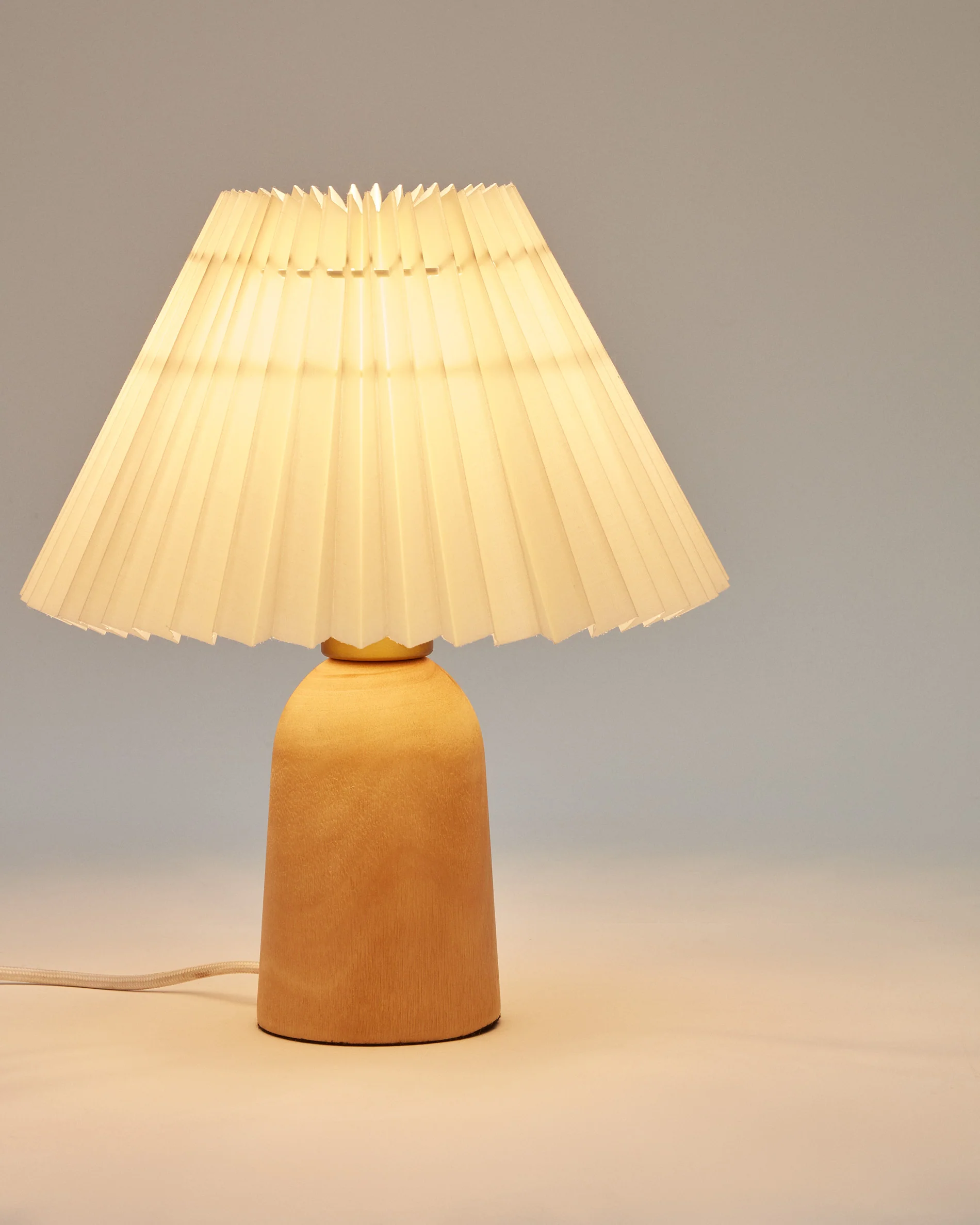 Benicarlo Tischlampe aus Holz mit Finish in Natur und Beige UK - Image 4