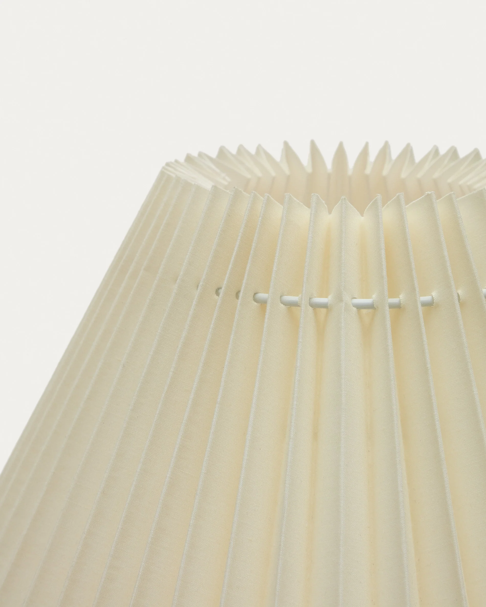 Benicarlo Tischlampe aus Holz mit Finish in Natur und Beige UK - Image 6