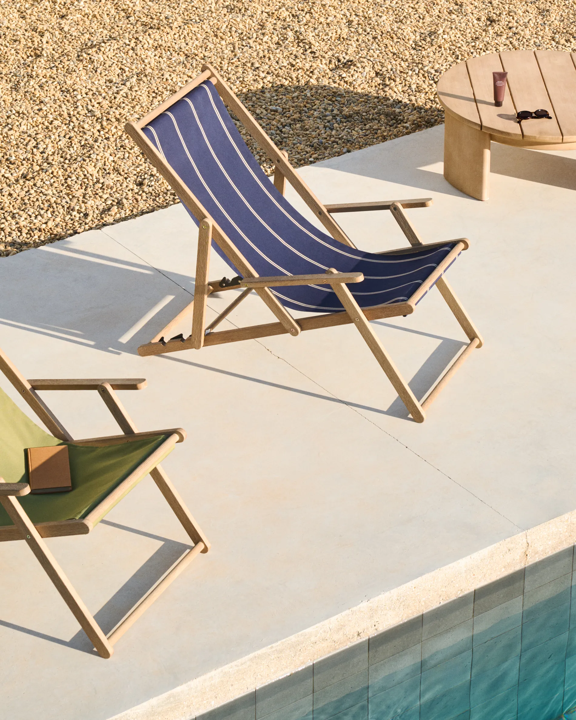 Blau-beige gestreifter klappbarer Outdoor-Liegestuhl Vilara aus massivem Akazienholz, FSC 100% - Image 2