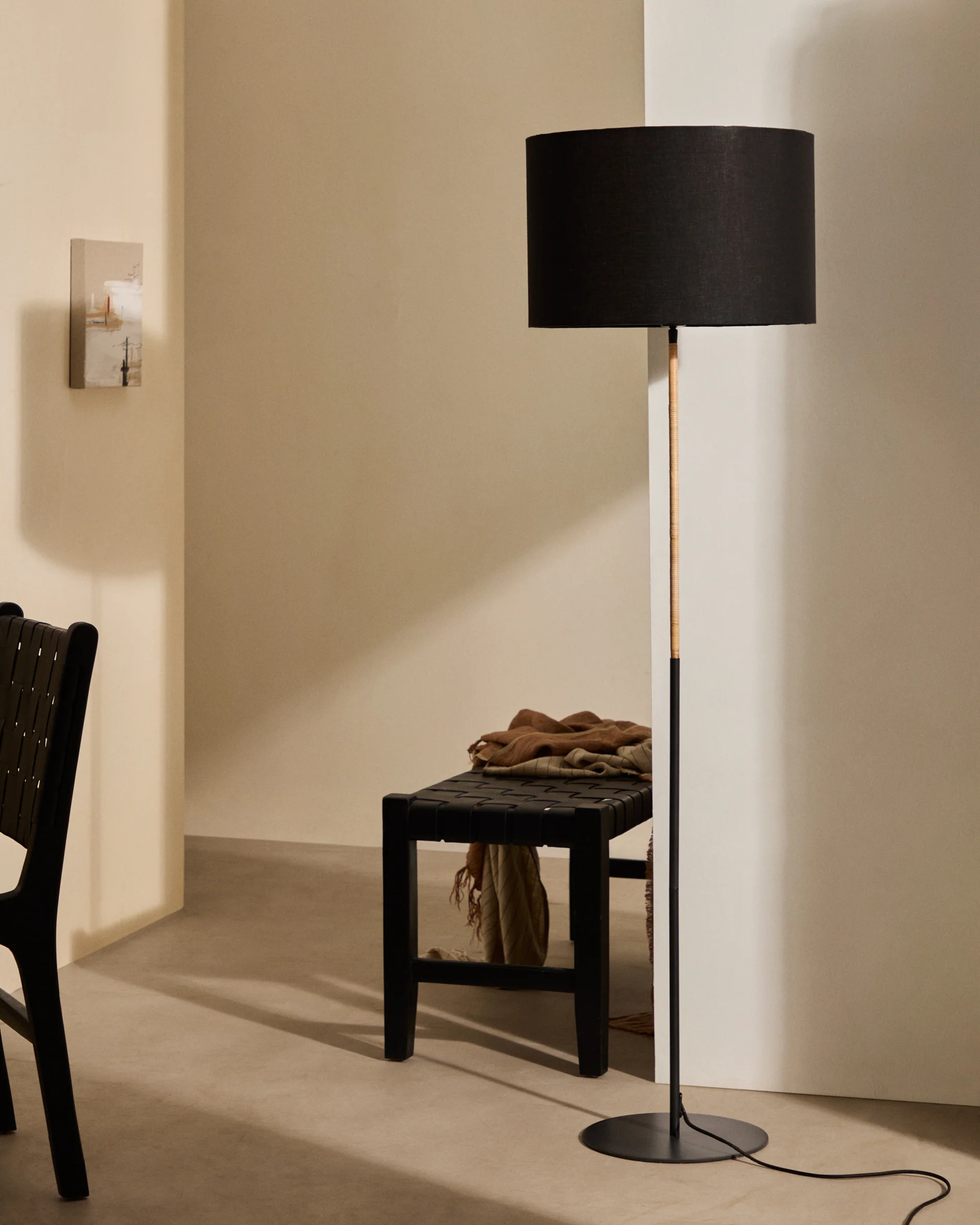 Canar Stehlampe aus Metall und Rattan mit schwarzem Baumwollschirm - Image 3