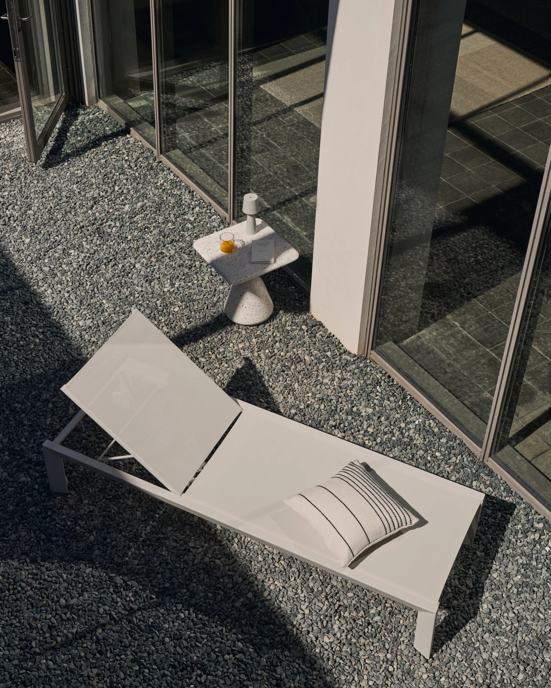 Canutells Aluminium Liegestuhl mit weißem Finish - Image 2