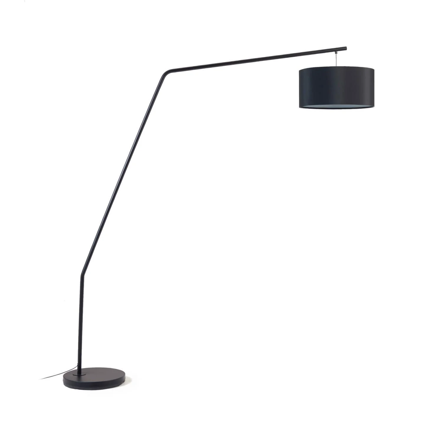 Ciana Stehlampe aus Metall mit schwarzem Finish und Lampenschirm aus Baumwolle