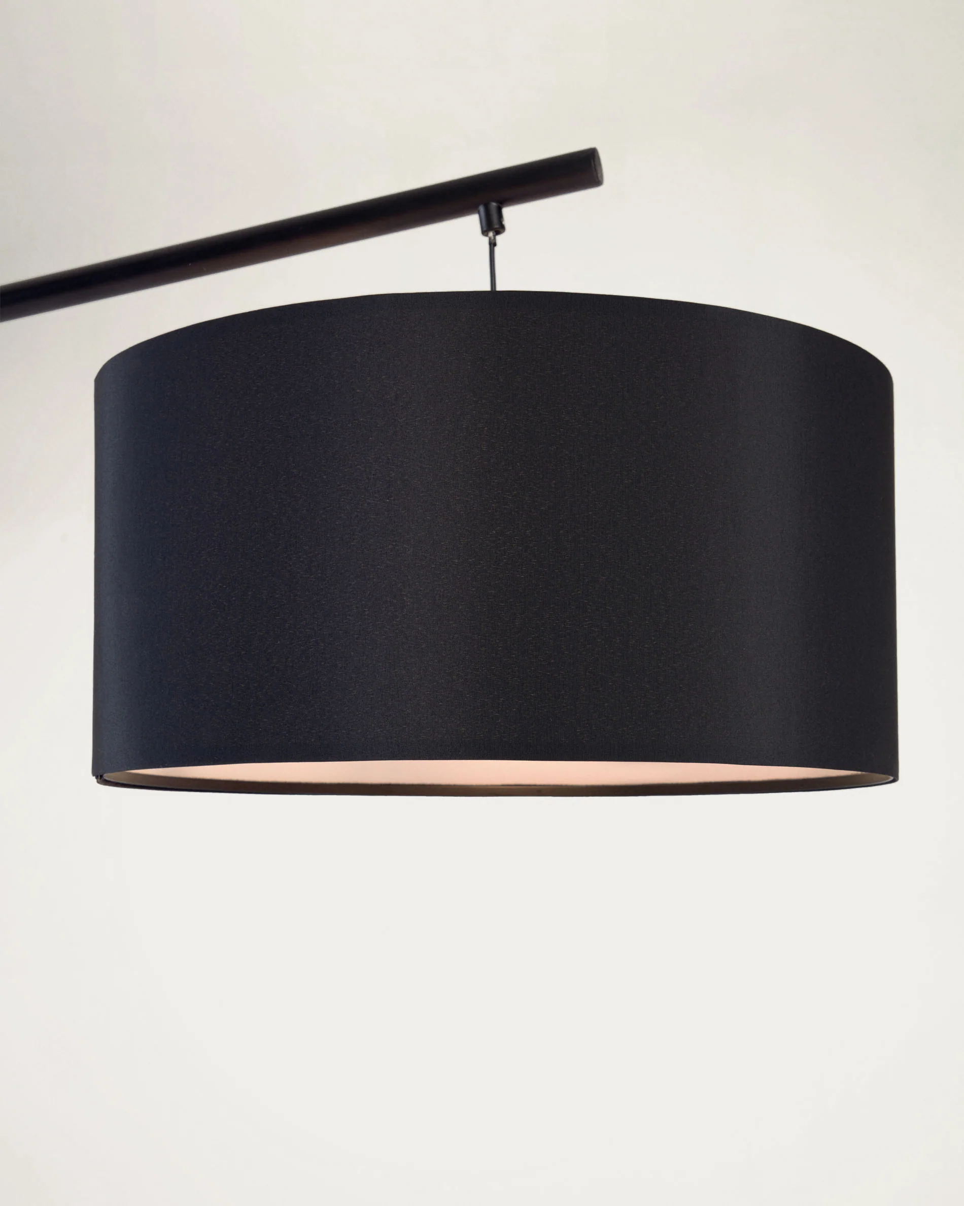 Ciana Stehlampe aus Metall mit schwarzem Finish und Lampenschirm aus Baumwolle - Image 3