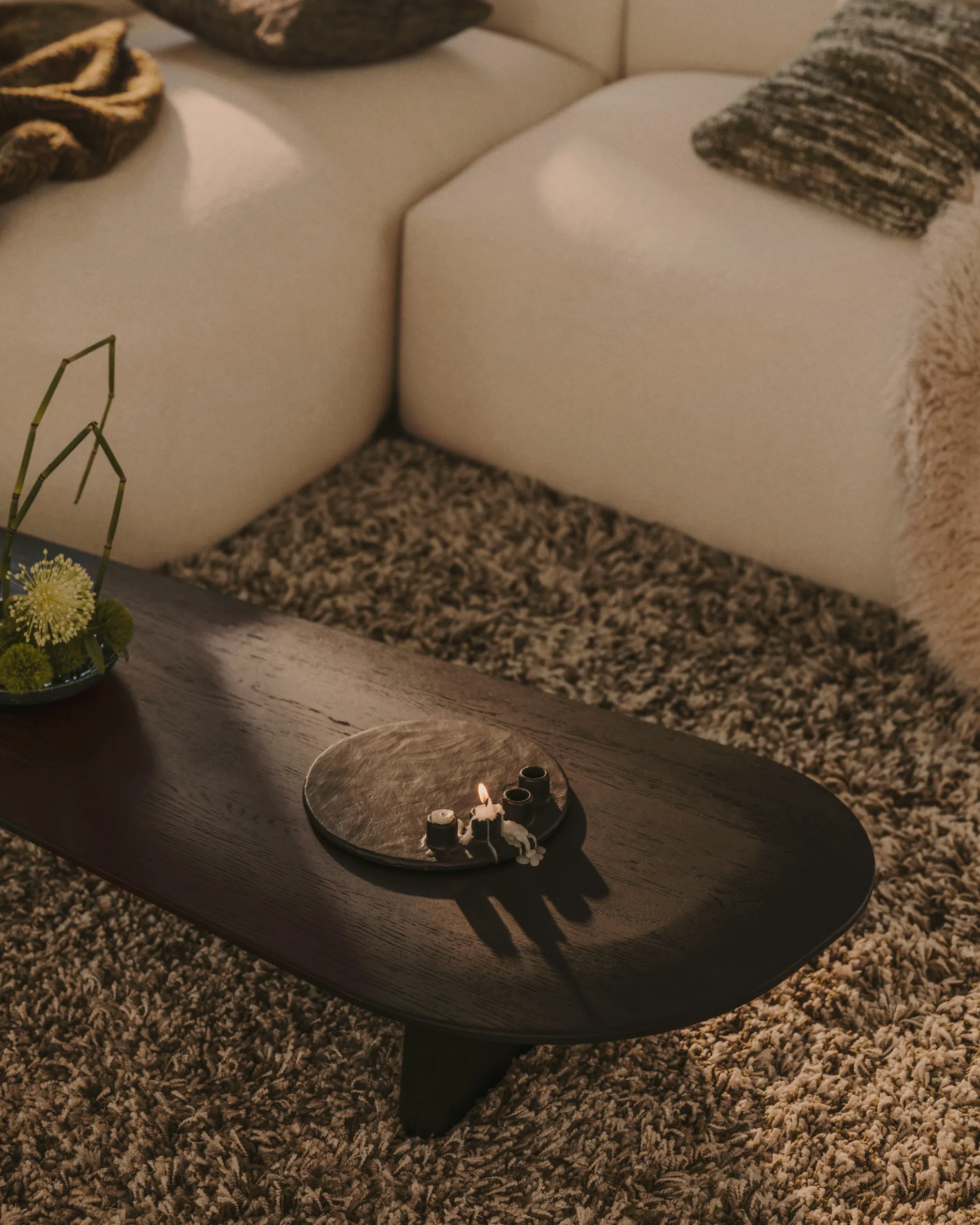 Couchtisch Pirita aus massiver Eiche mit schwarzem Finish 146 x 56,5 cm FSC 100% - Image 2