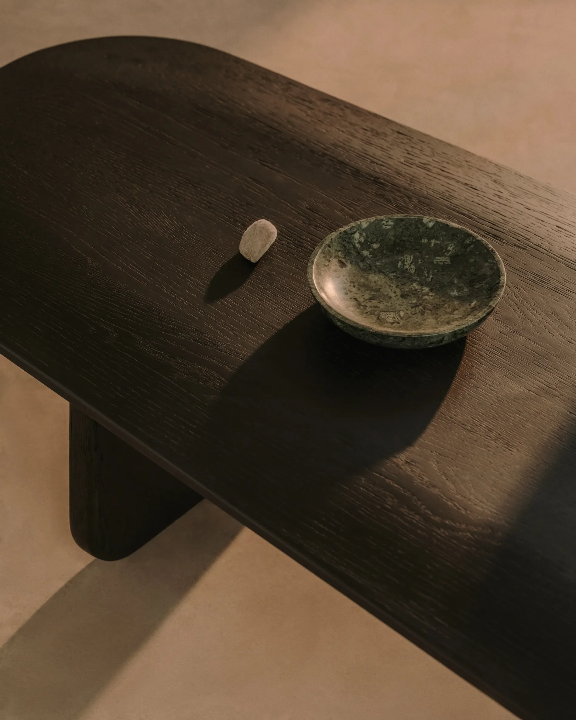 Couchtisch Pirita aus massiver Eiche mit schwarzem Finish 146 x 56,5 cm FSC 100% - Image 4