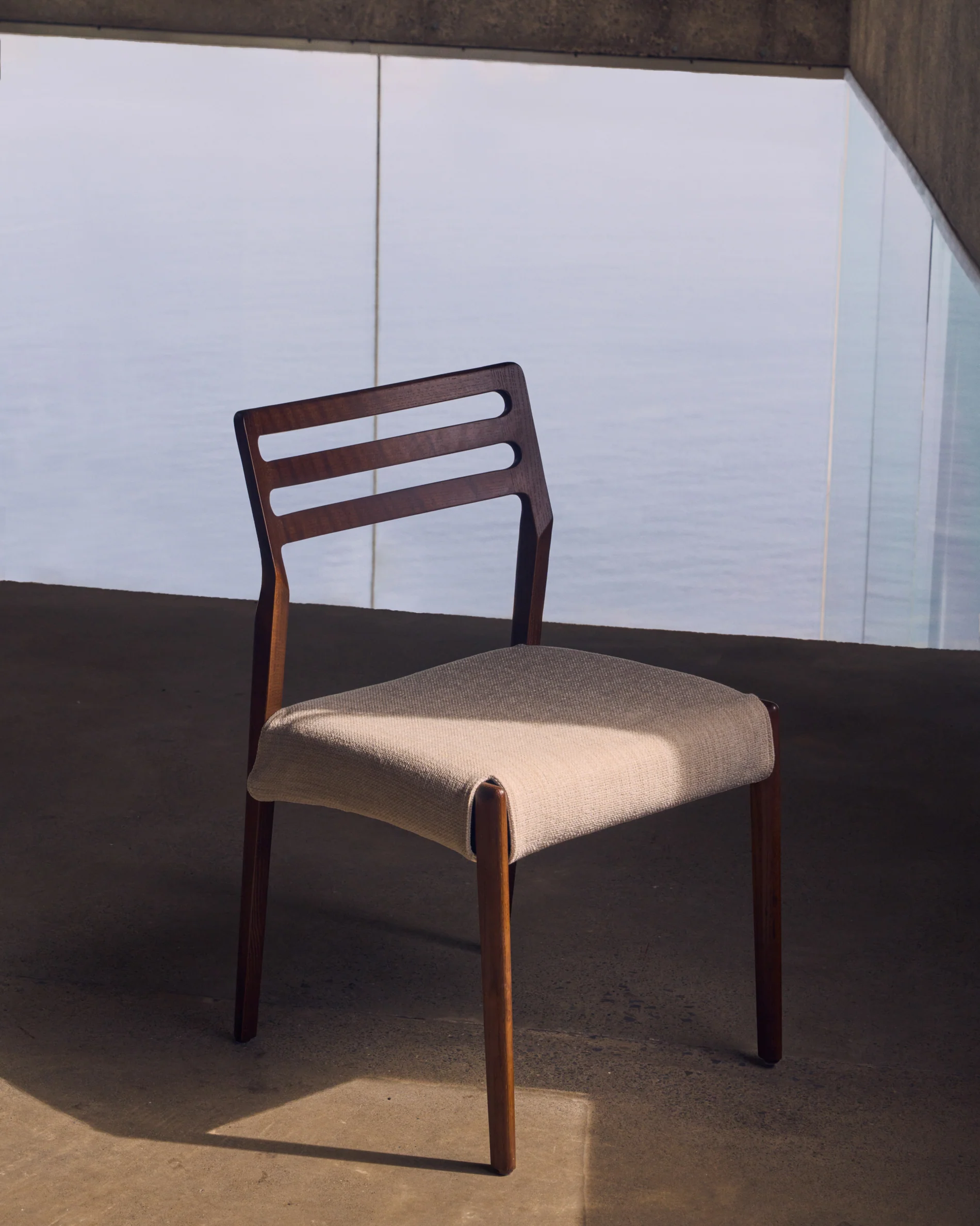Cudia Stuhl abnehmbarer Bezug Chenille beige massive Eiche Nussbaum-Finish FSC Mix Credit - Image 2