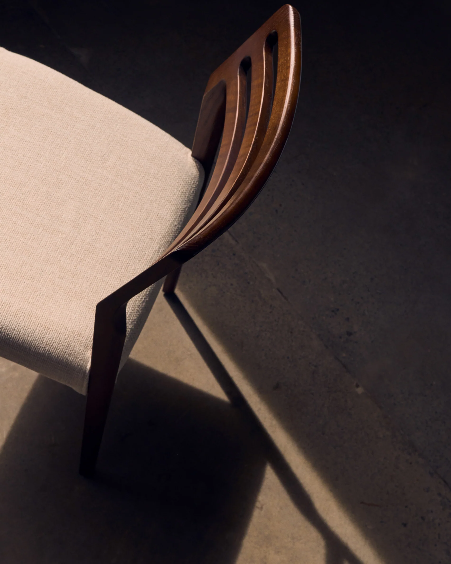 Cudia Stuhl abnehmbarer Bezug Chenille beige massive Eiche Nussbaum-Finish FSC Mix Credit - Image 4