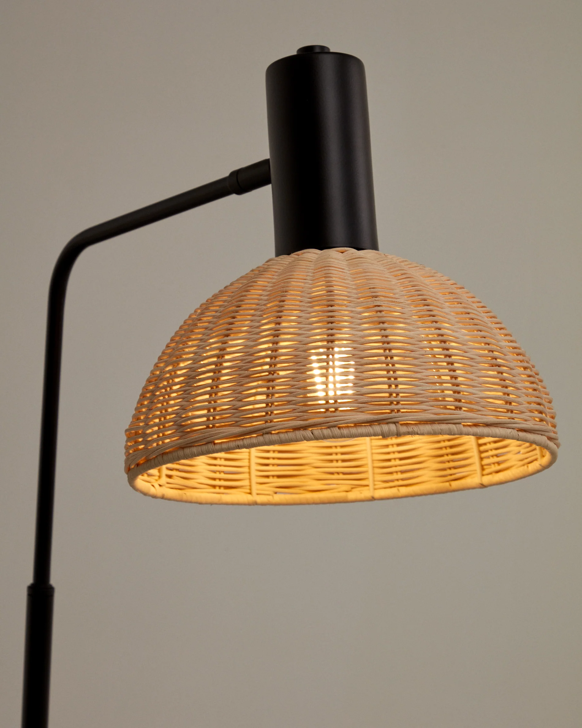Damila Stehleuchte aus schwarzem Metall und Rattan - Image 3