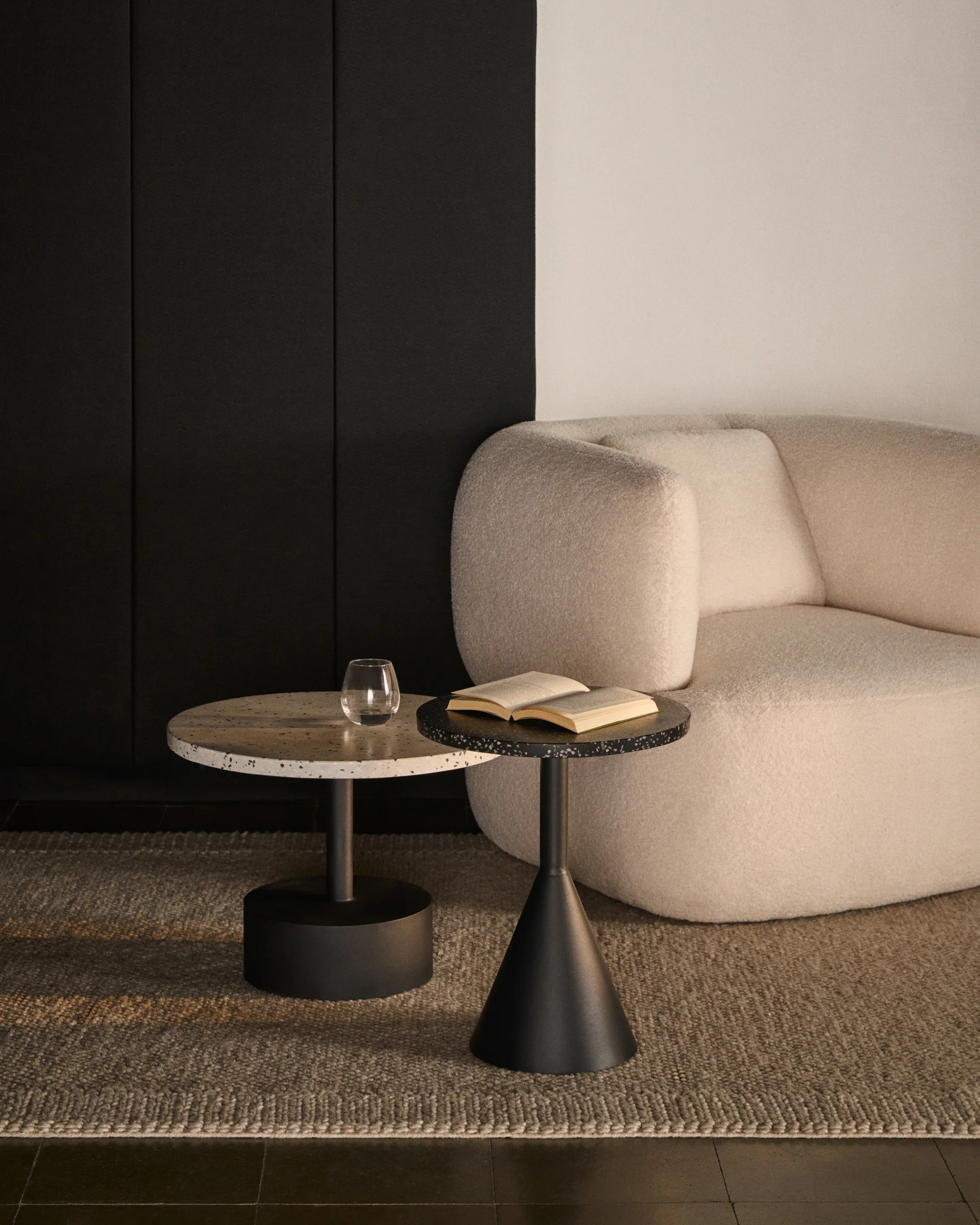 Delano Beistelltisch aus Terrazzo in Grau und Stahlbeine in Schwarz Ø 55 cm - Image 4