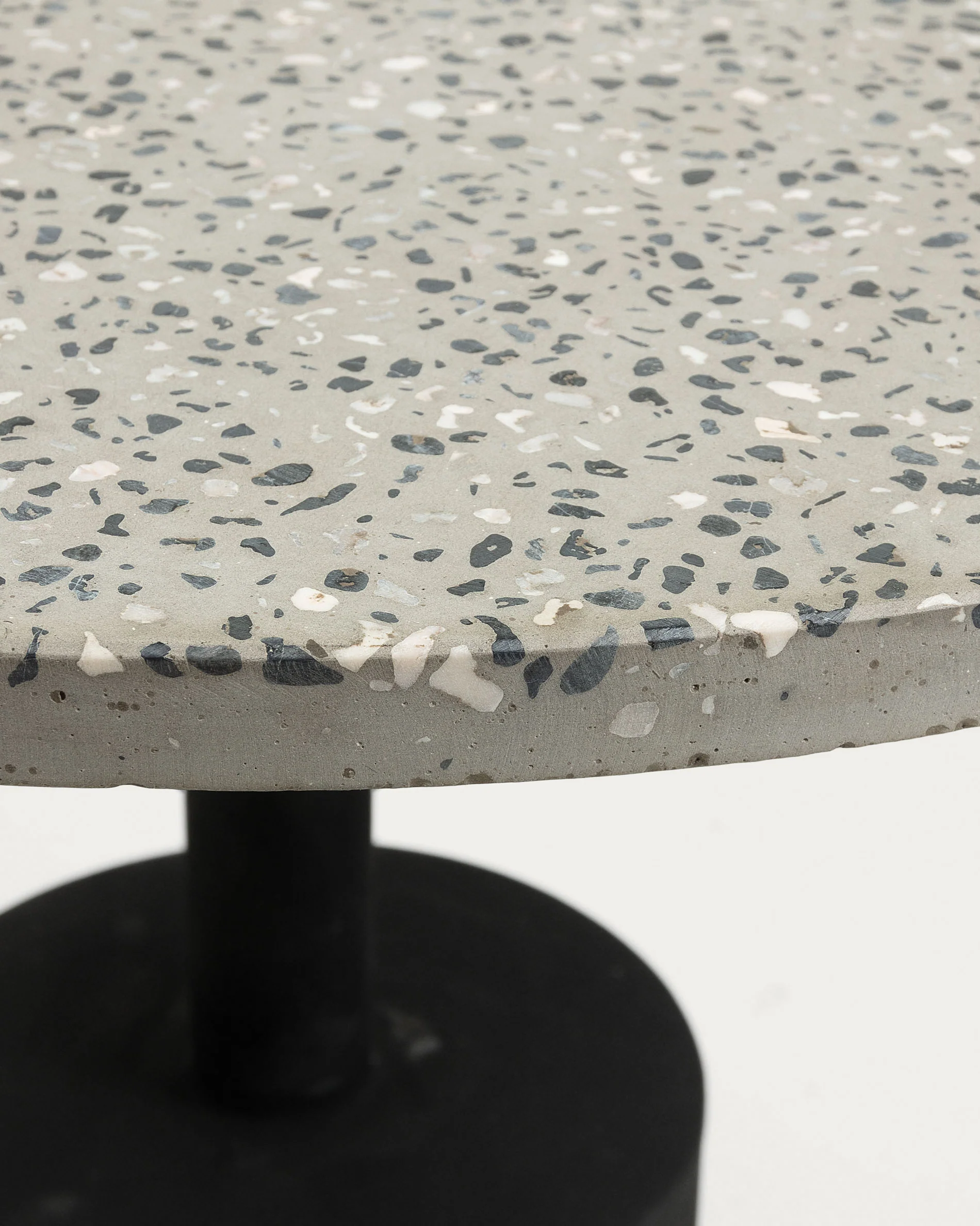 Delano Beistelltisch aus Terrazzo in Grau und Stahlbeine in Schwarz Ø 55 cm - Image 6