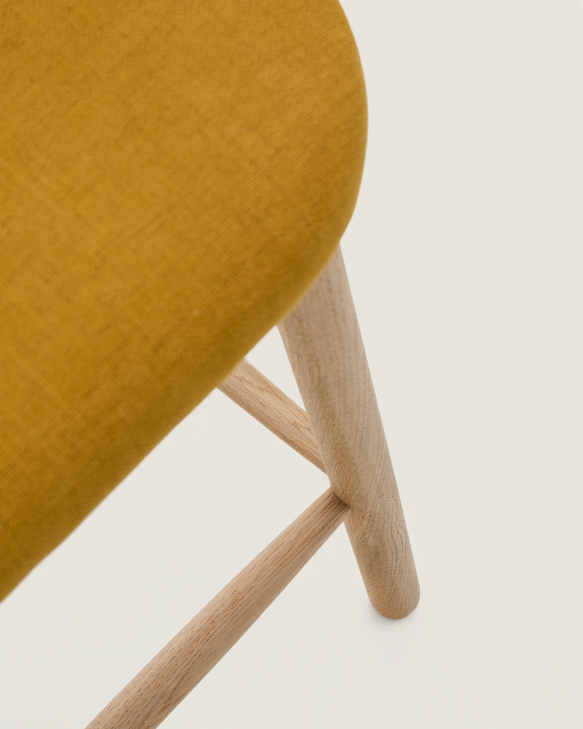 Helda Hocker aus senfgelber Chenille und massivem Eichenholz FSC Mix Credit 65 cm - Image 8