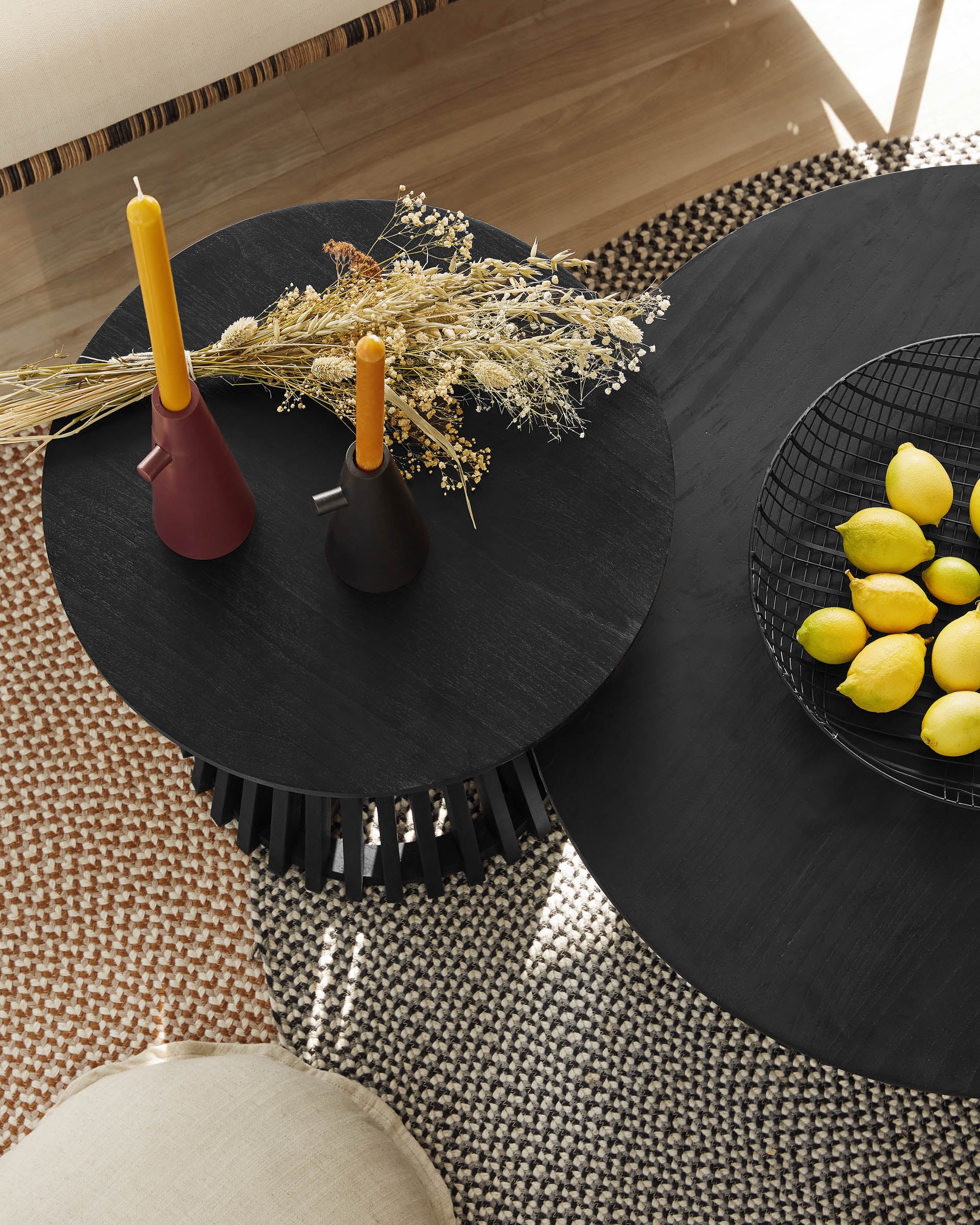 Jeanette Couchtisch aus massivem Mindiholz schwarz Ø 80 cm - Image 4
